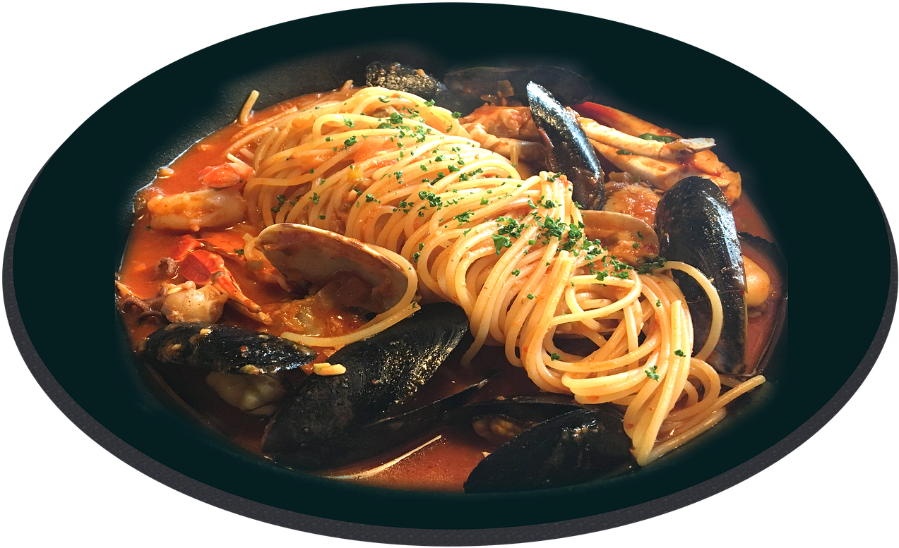 Pasta 桌布 壁紙 — 豐富的海鮮義大利麵，搭配淡菜、蛤蜊和蝦仁，以番茄醬調味，並用歐芹裝飾，放在深色盤子上。