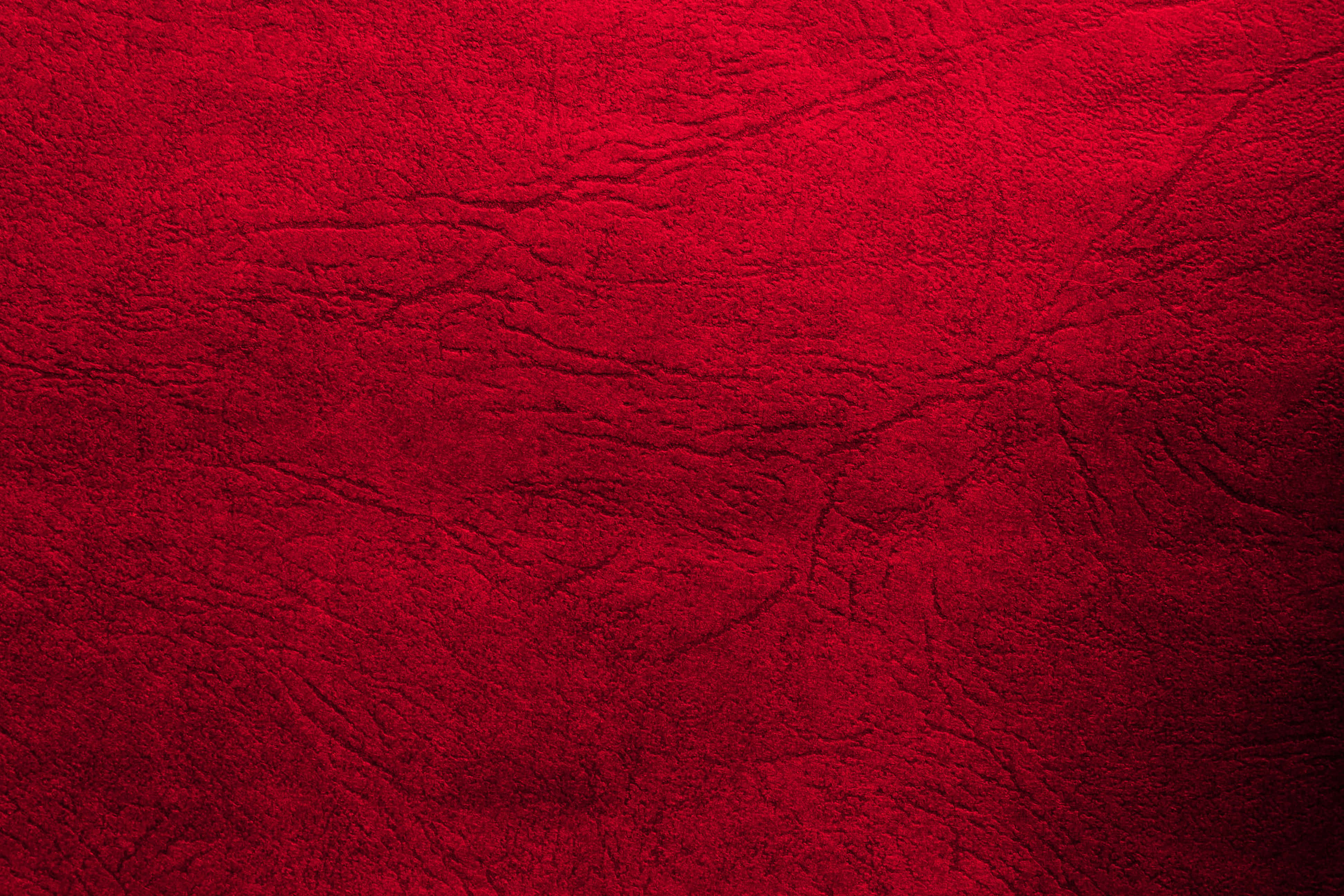 Red Texture 桌布 壁紙 — 豐富的深紅色紋理表面，帶有深層皺褶和細微陰影，營造出奢華的觸感壁紙。