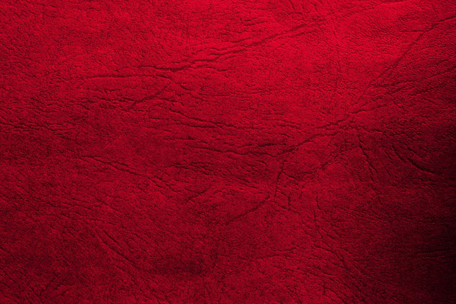 High Resolution Red 桌布 壁紙 — 豐富的深紅色紋理表面，帶有深層褶皺和微妙的色調變化，營造出奢華的觸感外觀。