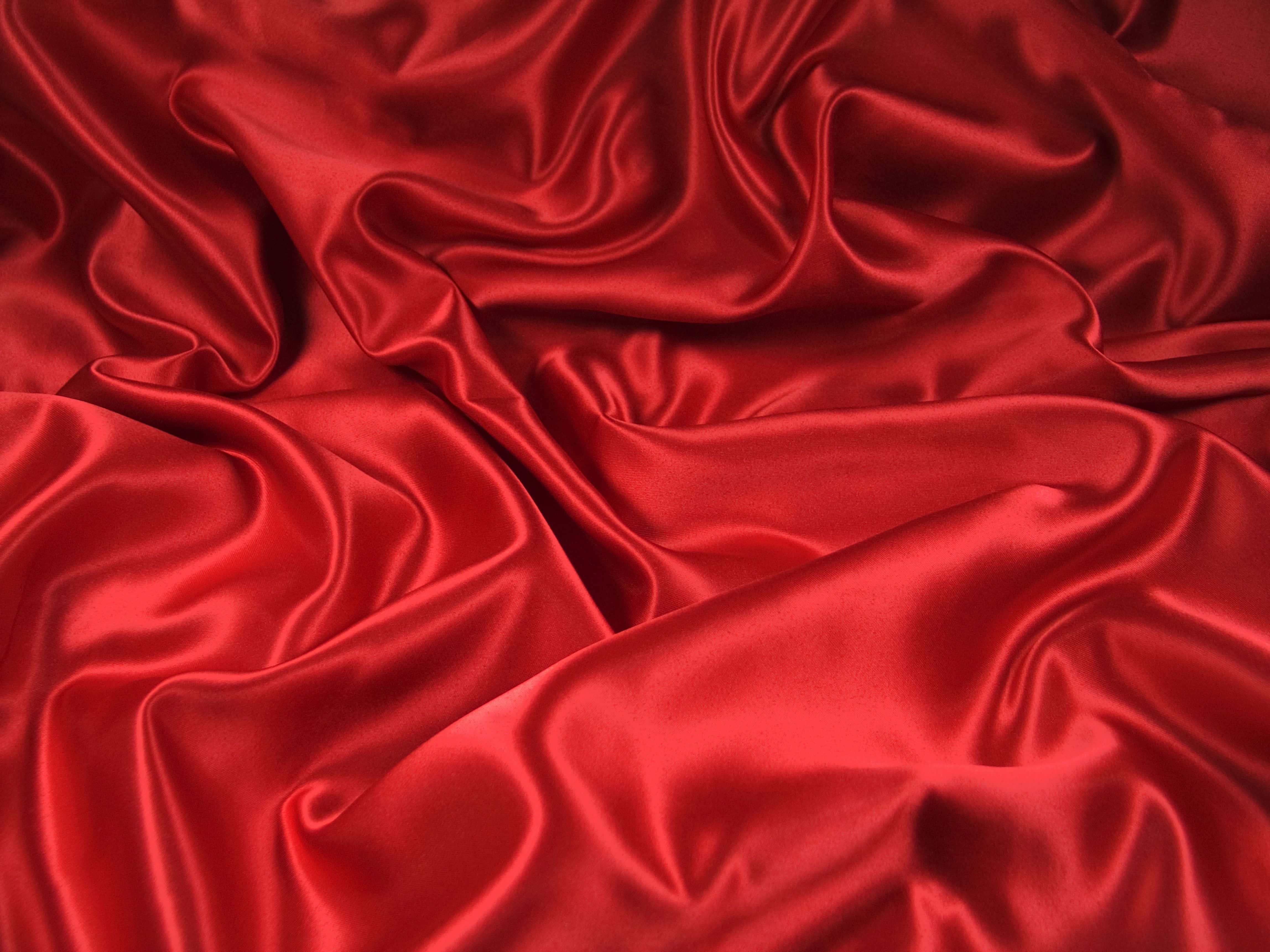 Fabric 桌布 壁紙 — 豐富的深紅色緞面布料，帶有深褶和光澤亮點，在奢華質感中捕捉光線。