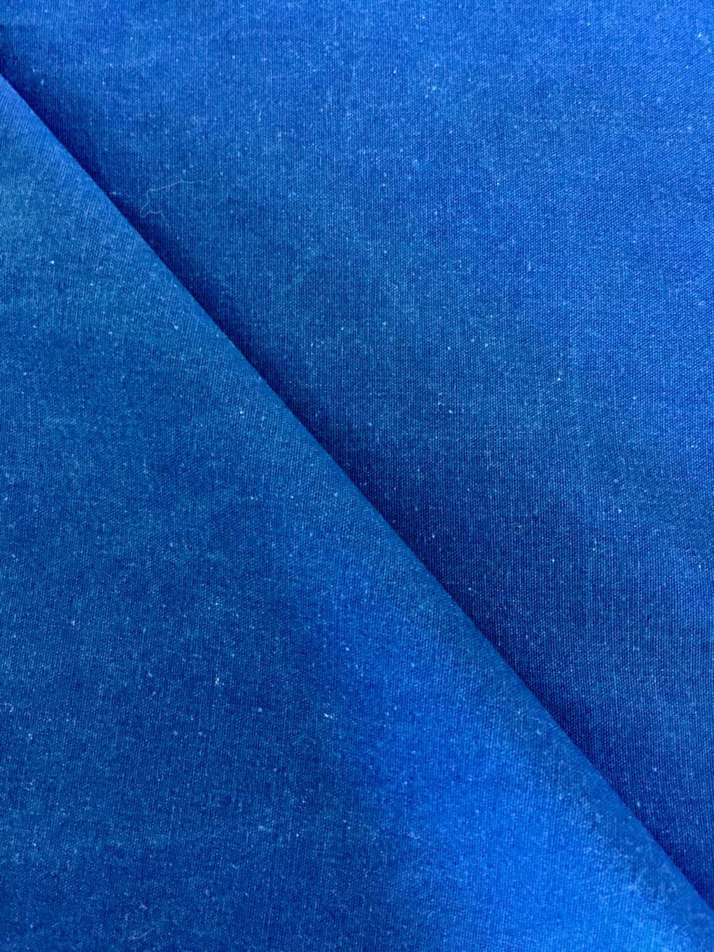 Indigo Blue 桌布 壁紙 — 豐富的皇家藍色布料，帶有可見的編織紋理和柔軟的褶皺，營造出柔和的陰影。
