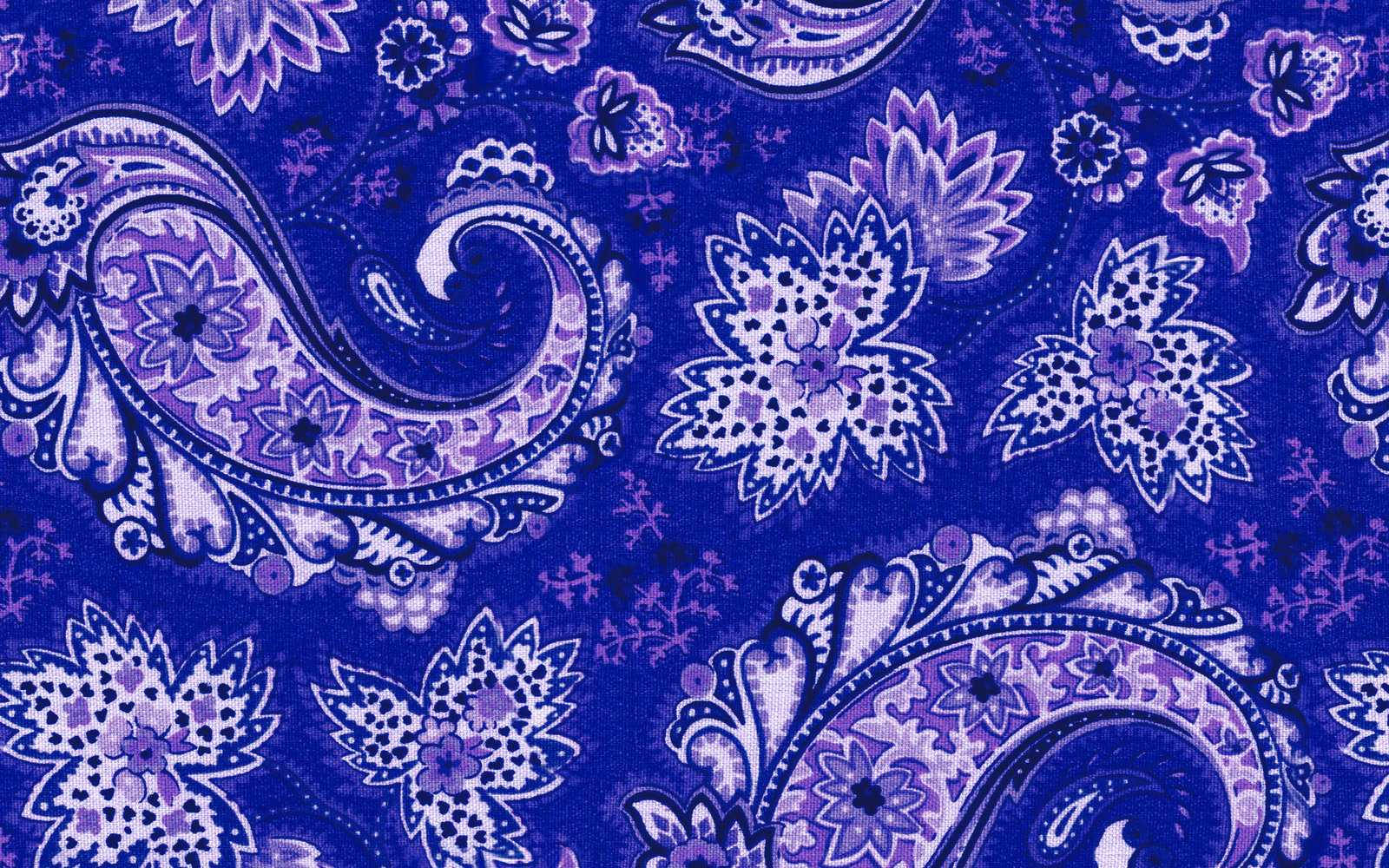 bandana 桌布 壁紙 — 豐富的皇家藍色布料，飾有精緻的紫色佩斯利和花卉圖案，以詳細的白色輪廓呈現。