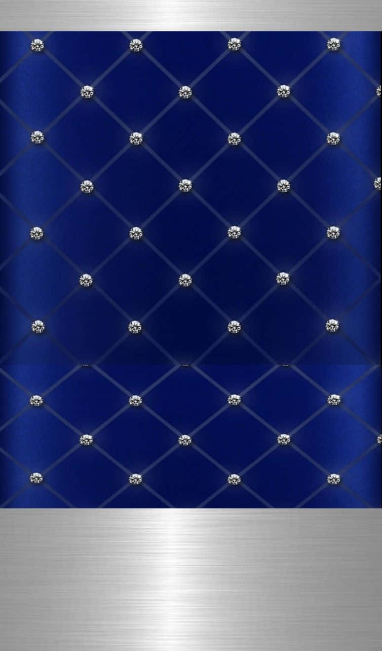 Blue And Silver 桌布 壁紙 — 豐富的皇家藍色簇絨皮革，搭配銀色鉚釘和拉絲金屬飾邊，形成對稱圖案。