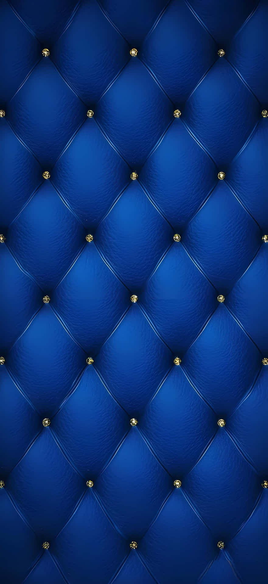 Classic Quilted Blue Leather Wallpaper 壁紙 — 豐富的皇家藍色簇絨皮革壁紙，帶有金色飾釘和鑽石縫線圖案。