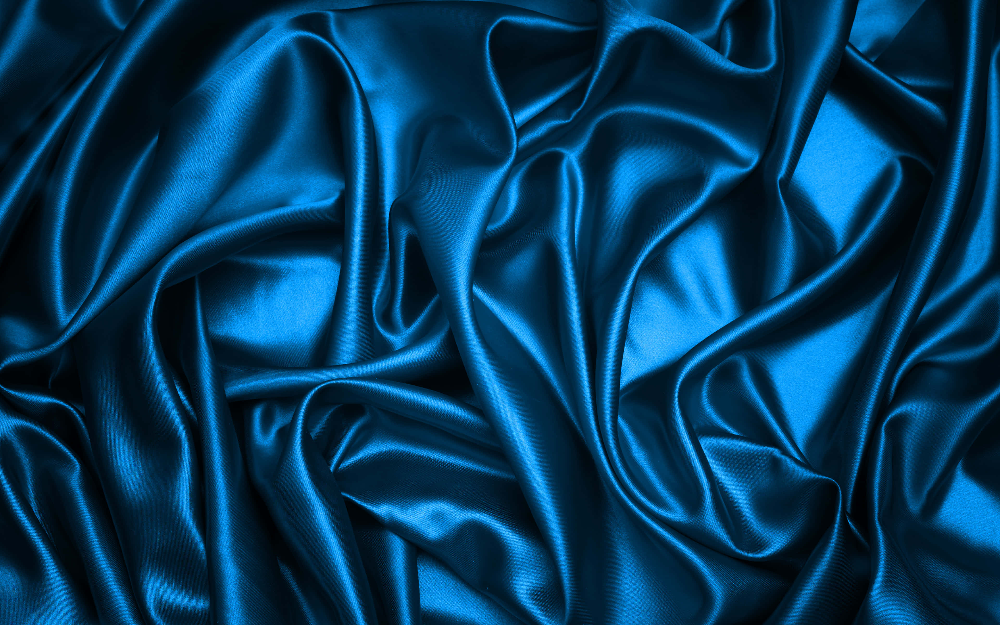 Fabric 桌布 壁紙 — 豐富的皇家藍色緞面布料，帶有深褶皺和光澤亮點，營造出奢華的流動質感。