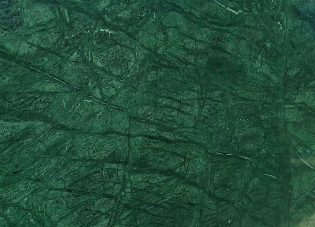 Emerald Green 桌布 壁紙 — 豐富的祖母綠大理石特寫，帶有複雜的深色紋理和細微的白色條紋，營造出奢華的自然圖案。