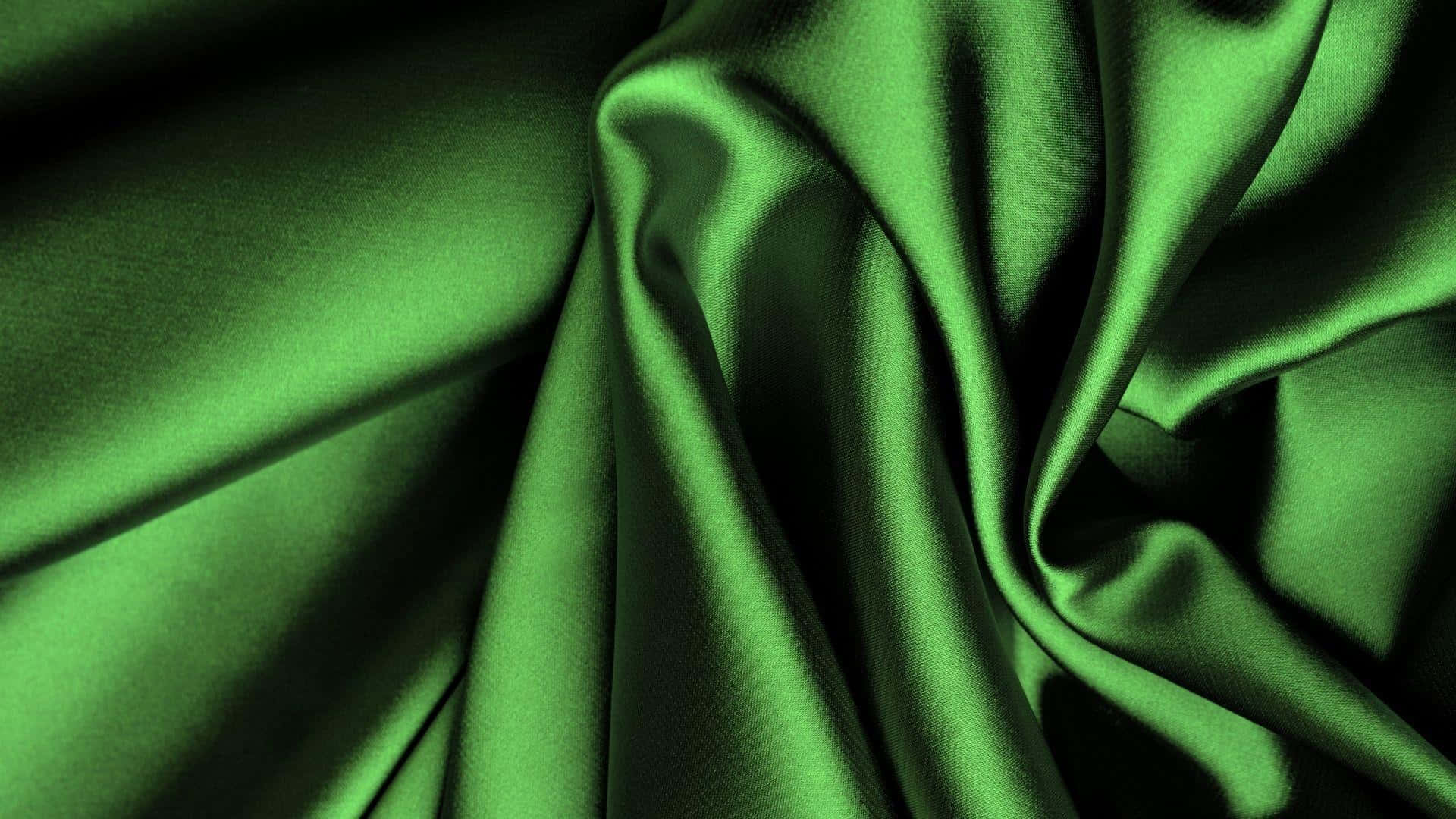 Silk 桌布 壁紙 — 豐富的祖母綠絲綢布料在戲劇性燈光下形成柔軟、光澤的曲線褶皺。