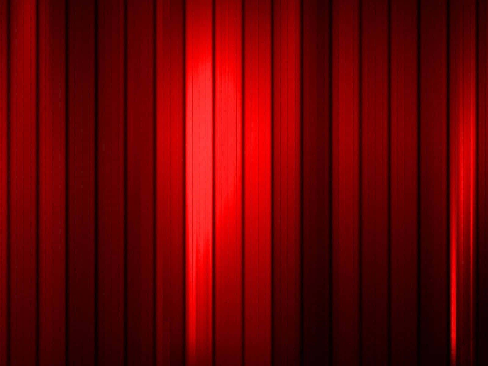 Red Light 桌布 壁紙 — 豐富的紅色劇院窗簾垂直懸掛，戲劇性的燈光突出其褶皺和質感。