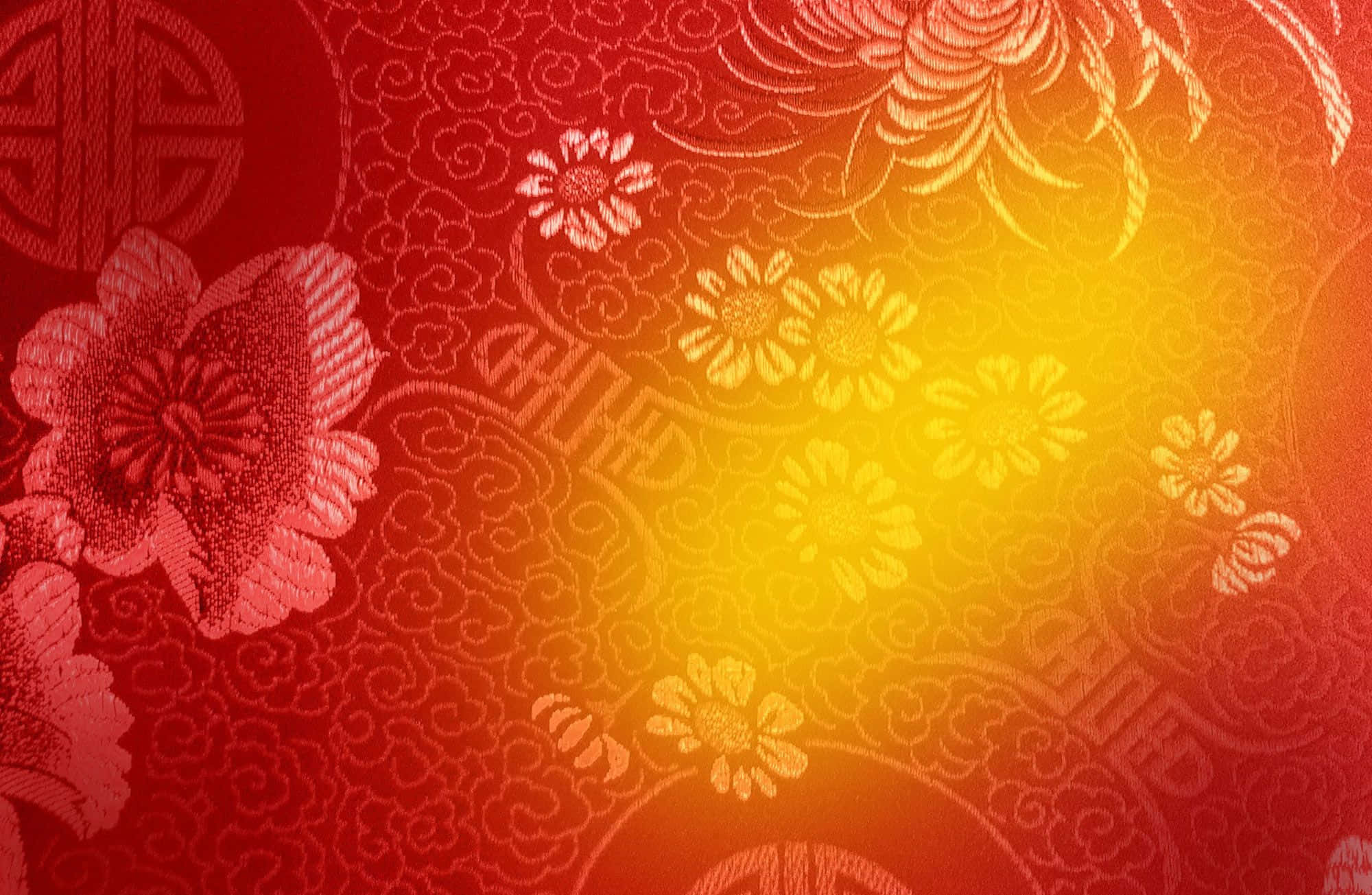 春節 桌布 壁紙 — 豐富的紅色布料，帶有壓花花卉和雲紋圖案，從中心散發出燦爛的金黃色光芒。