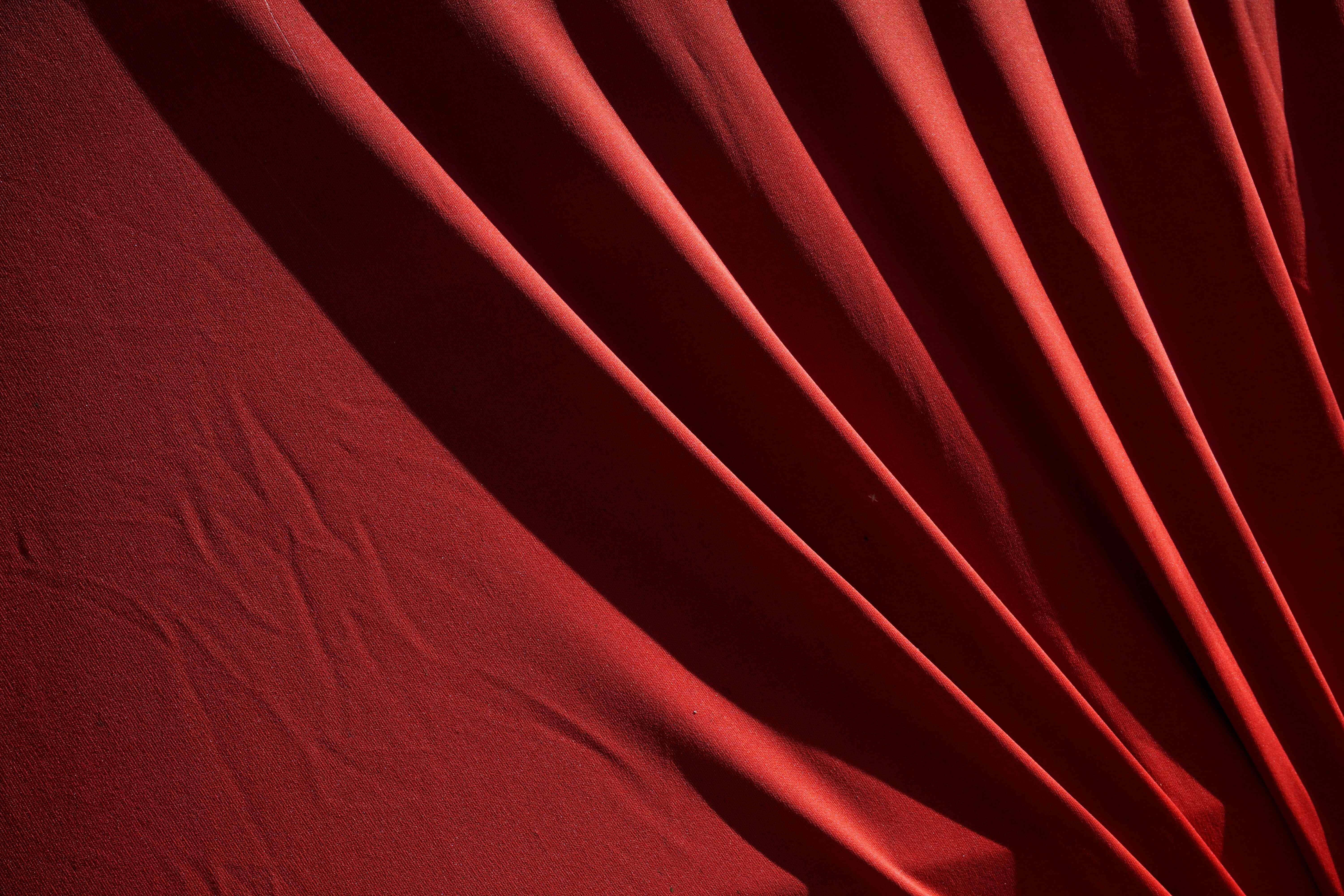 Red Velvet 桌布 壁紙 — 豐富的紅色布料褶皺在特寫紋理照片中營造出戲劇性的陰影和高光。
