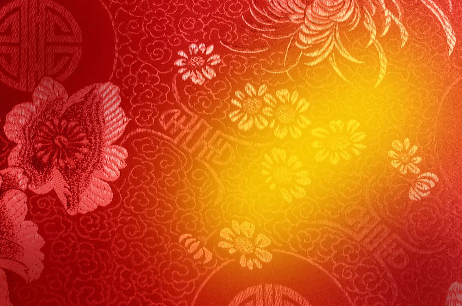 中國 桌布 壁紙 — 豐富的紅色紋理壁紙，帶有浮雕花卉和雲朵圖案，散發溫暖的金色漸變光芒。