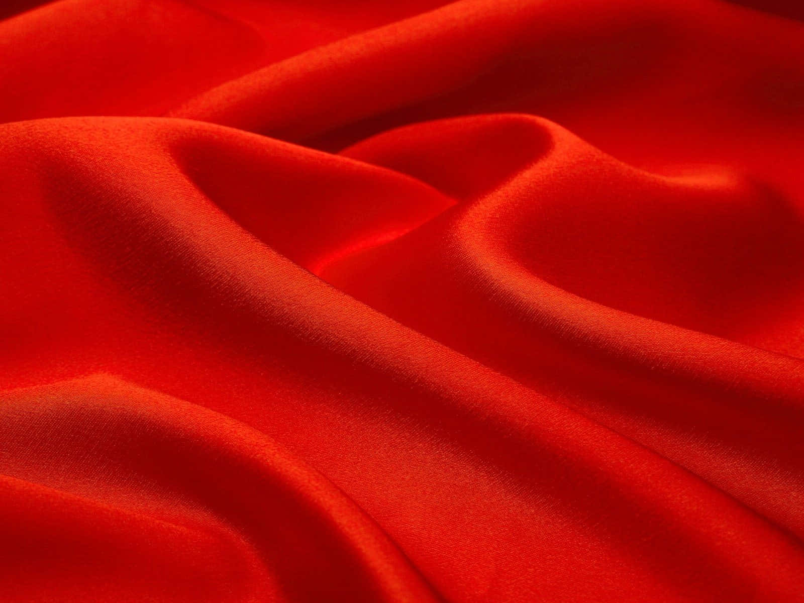 Fabric 桌布 壁紙 — 豐富的紅色絲綢布料在柔和的波浪中流動，帶有細微光澤和深邃陰影。