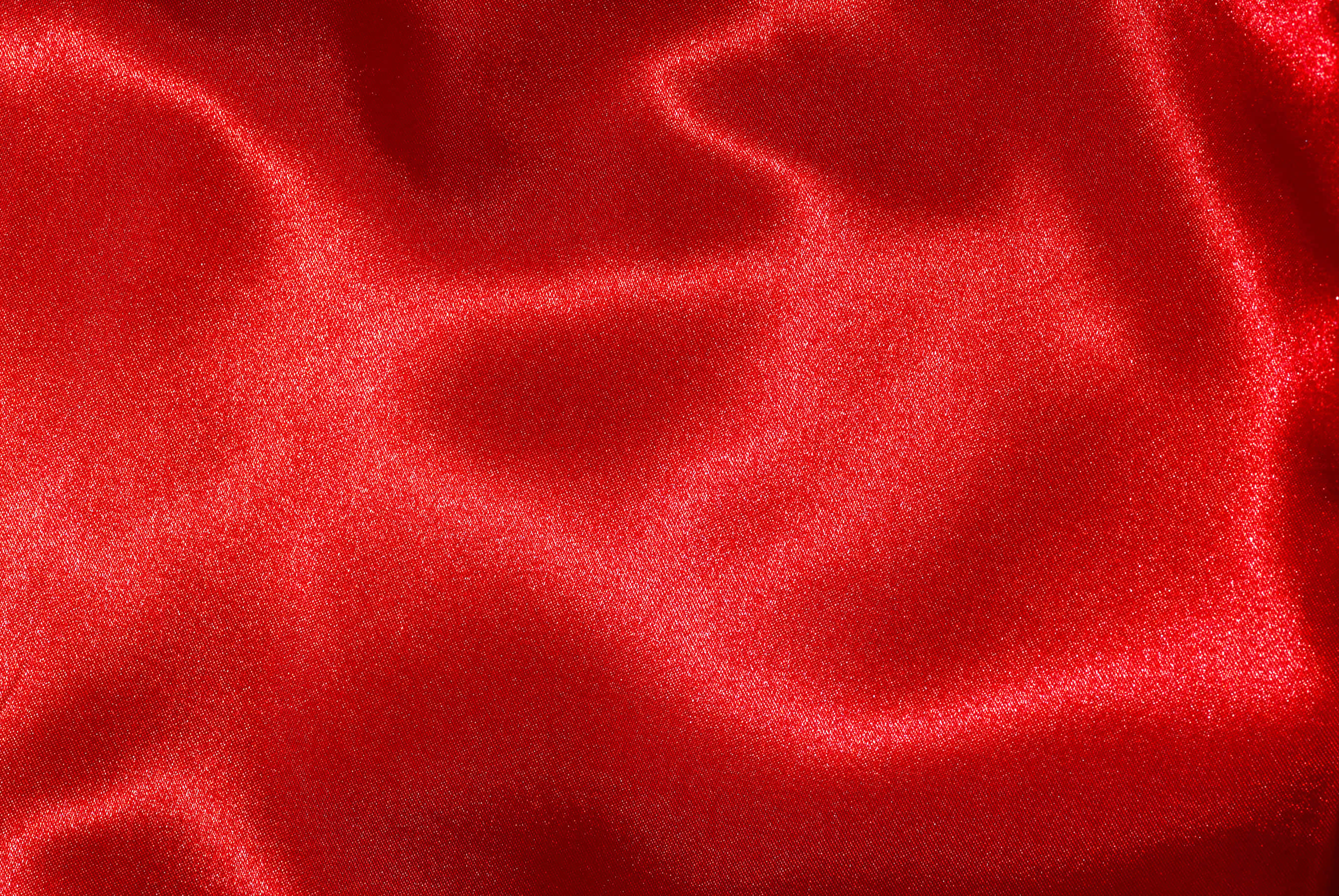 Red Velvet 桌布 壁紙 — 豐富的紅色緞面布料，帶有光澤的褶皺，在特寫紋理照片中捕捉光線。