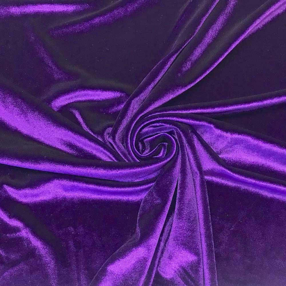 Purple Velvet 桌布 壁紙 — 豐富的紫色天鵝絨布料緊密盤旋，在柔和光線下展現深邃皺褶和光澤光澤。