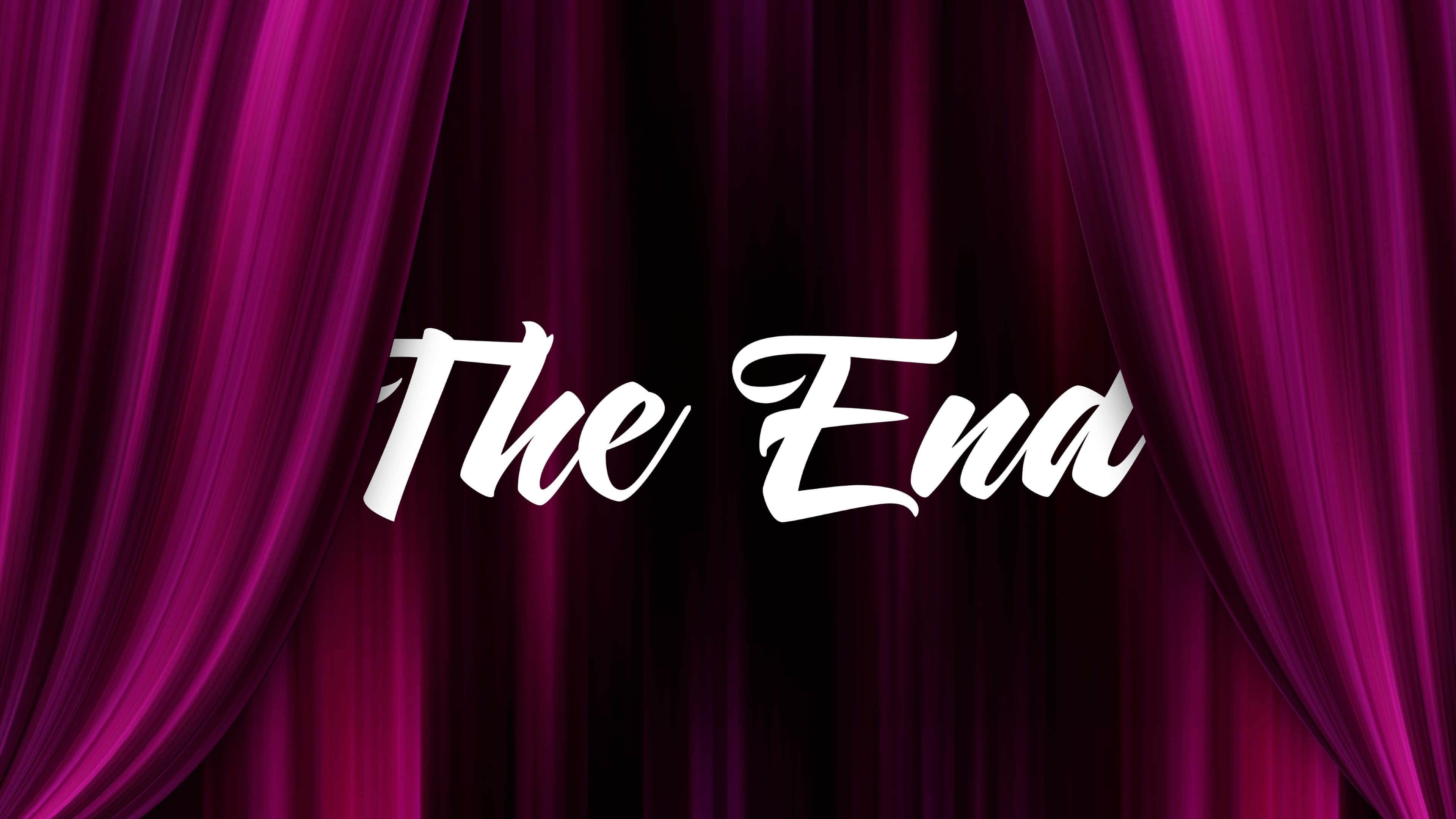 the end 桌布 壁紙 — 豐富的紫色天鵝絨窗簾拉開，露出黑暗舞台上優雅白色字體的「The End」字樣。