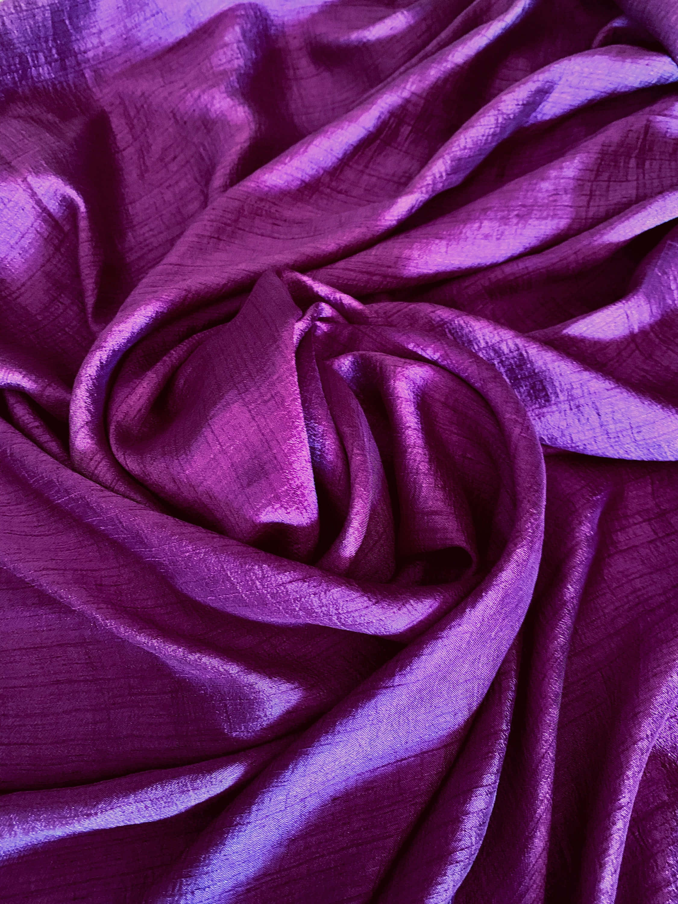 Purple Satin 桌布 壁紙 — 豐富的紫色布料，帶有皺褶紋理和柔軟褶皺，在特寫鏡頭中捕捉光線。