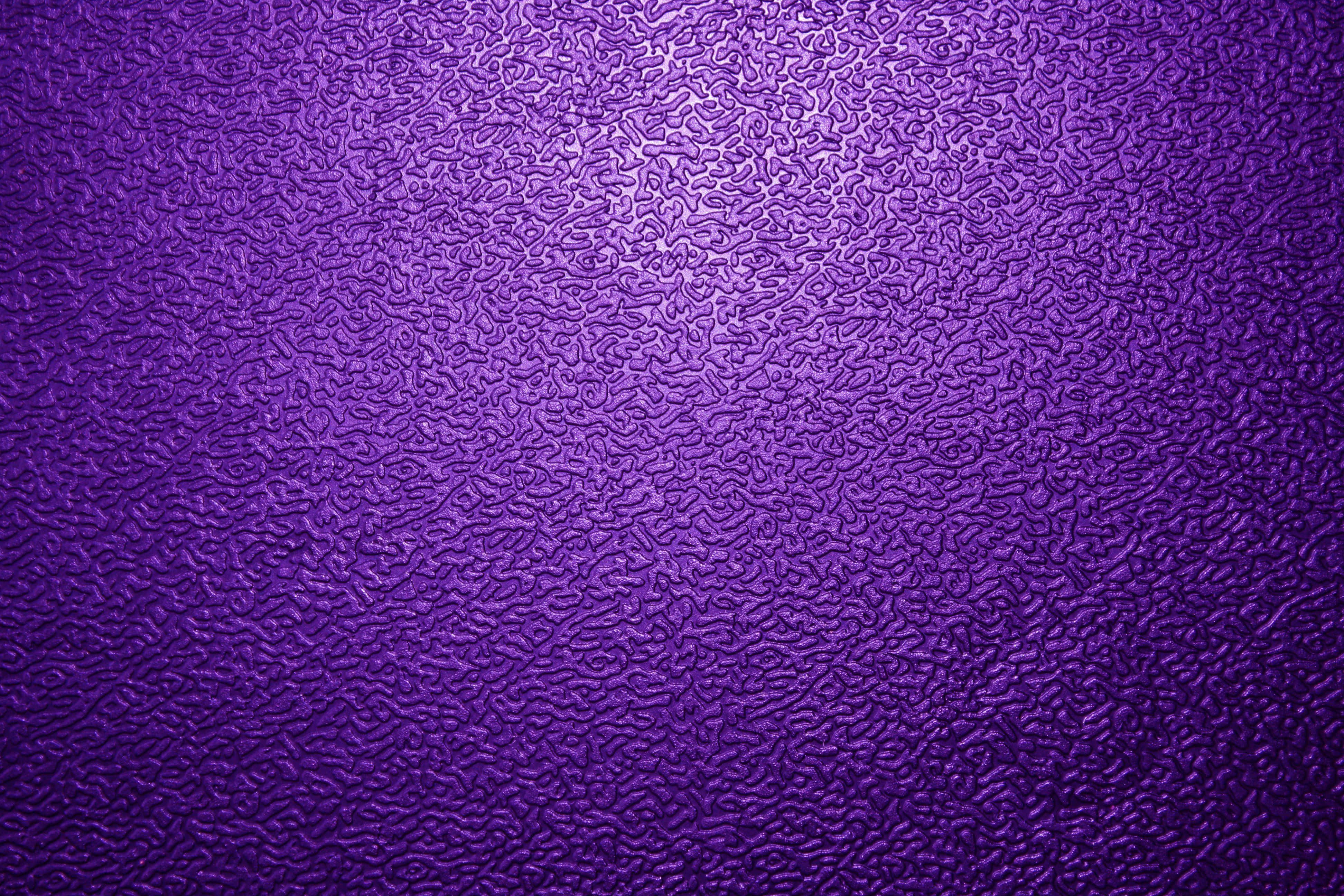 Purple Texture 桌布 壁紙 — 豐富的紫色紋理表面，帶有微妙的漸變和複雜的漩渦圖案。