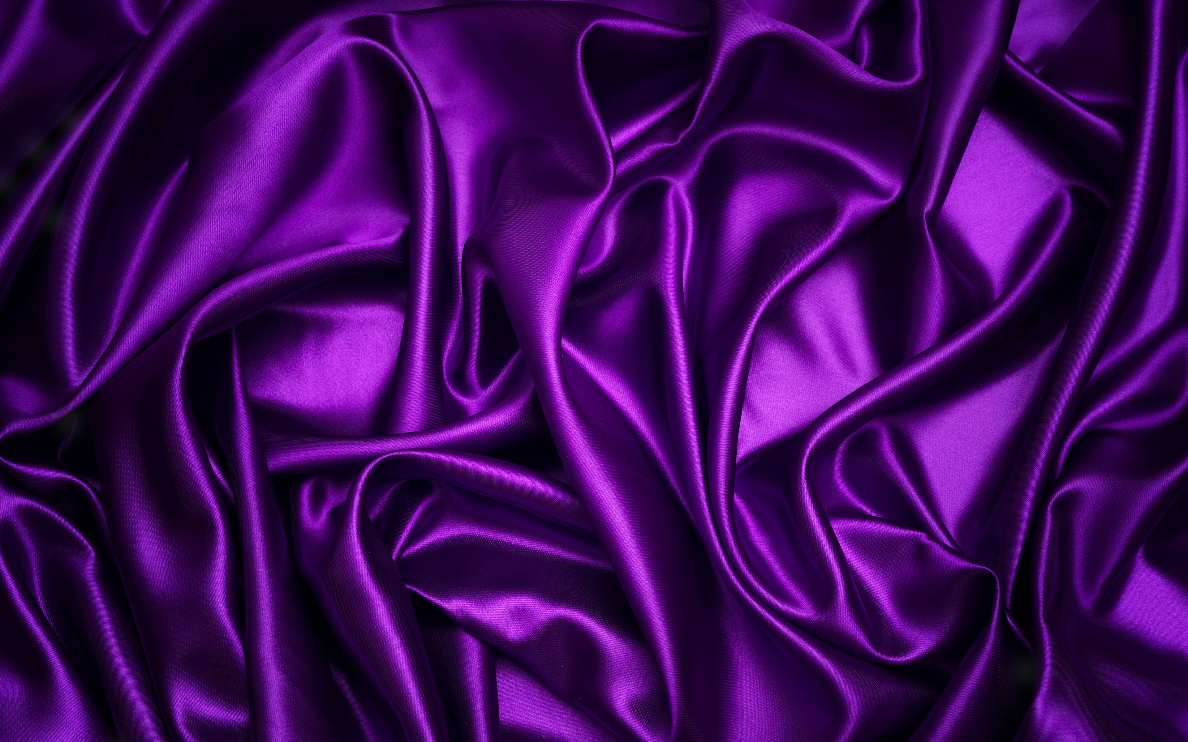 Violet Aesthetic 桌布 壁紙 — 豐富的紫色緞面布料，帶有深褶皺和光澤亮點，營造出奢華質感。