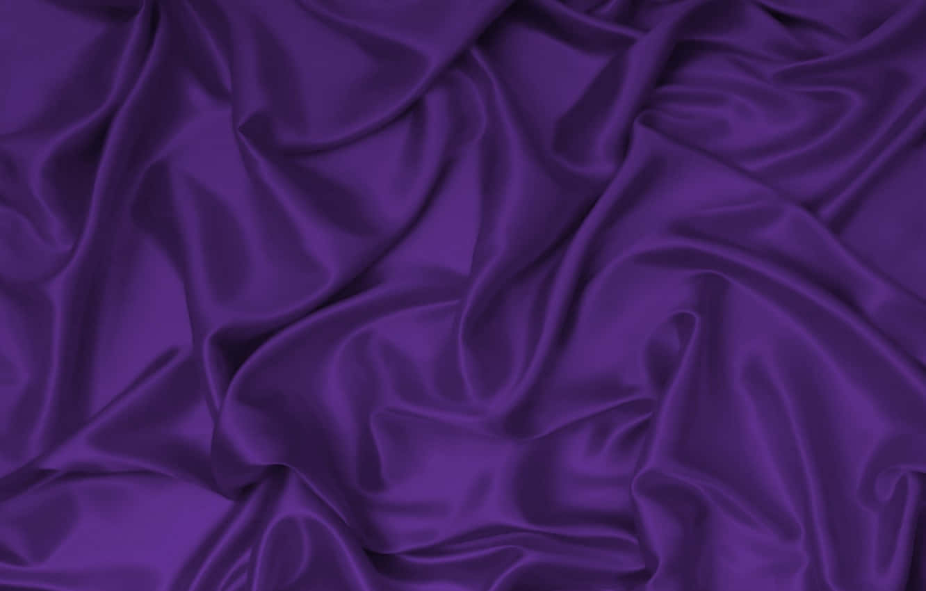 Purple Silk 桌布 壁紙 — 豐富的紫色緞面布料，帶有深褶皺和光澤亮點，營造出奢華的流動質感。