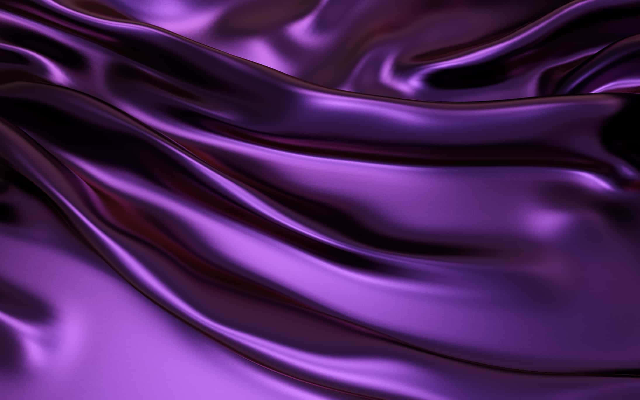 Purple Satin 桌布 壁紙 — 豐富的紫色緞面布料以柔軟的起伏波浪流動，帶有光澤高光和深色陰影。