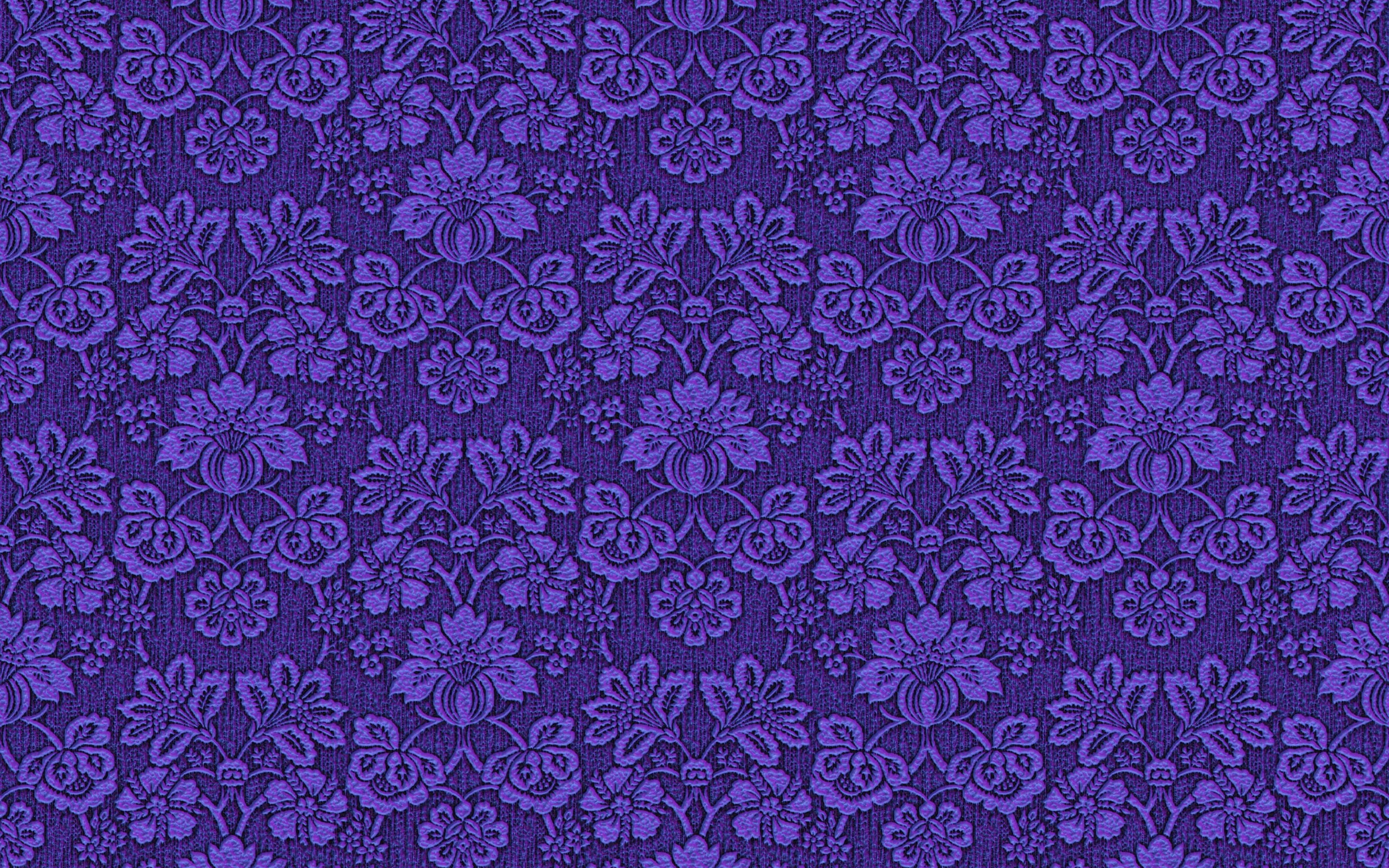 Violet Aesthetic 桌布 壁紙 — 豐富的紫色花卉錦緞圖案，在紋理織物表面上帶有複雜的重複圖案。