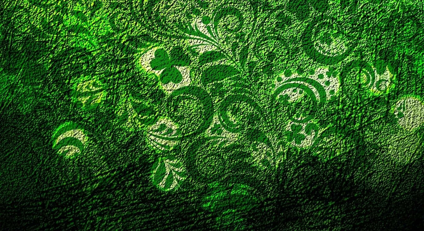 Saint Patricks Day 桌布 壁紙 — 豐富的綠色紋理壁紙，帶有淺綠色和白色的複雜漩渦花卉圖案。