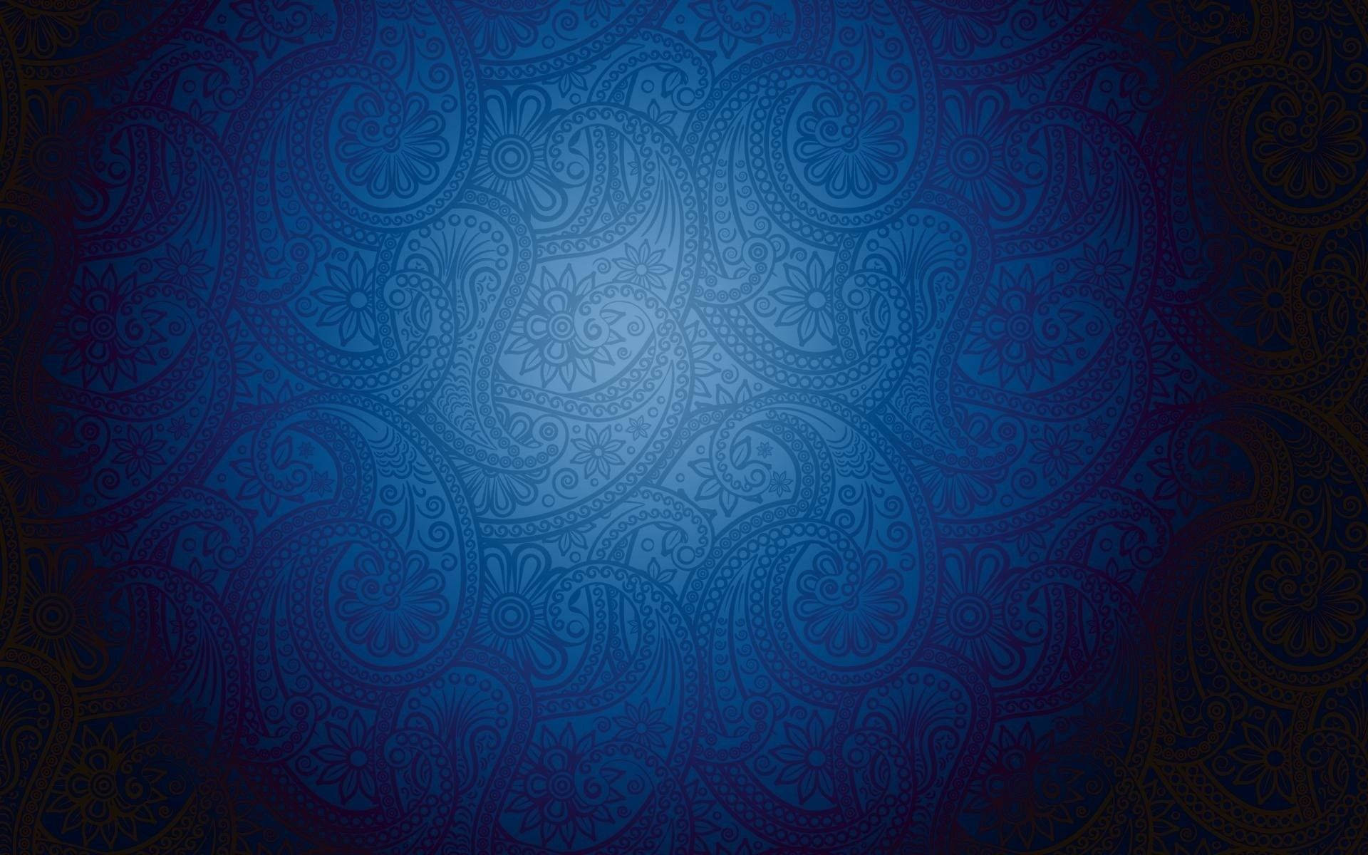 bandana 桌布 壁紙 — 豐富的藍色漸變壁紙，帶有複雜的佩斯利圖案，逐漸淡入黑暗角落。