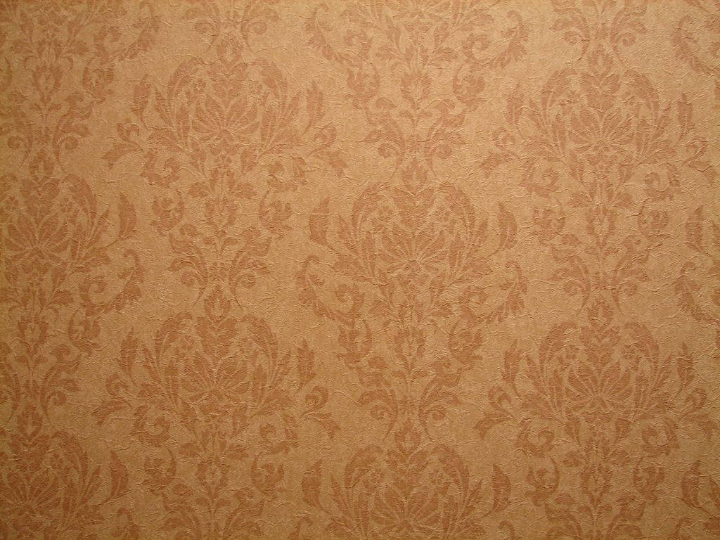 Paper Texture 桌布 壁紙 — 豐富的金棕色錦緞壁紙，帶有精緻的花卉和藤蔓圖案，呈現微妙的壓花紋理。