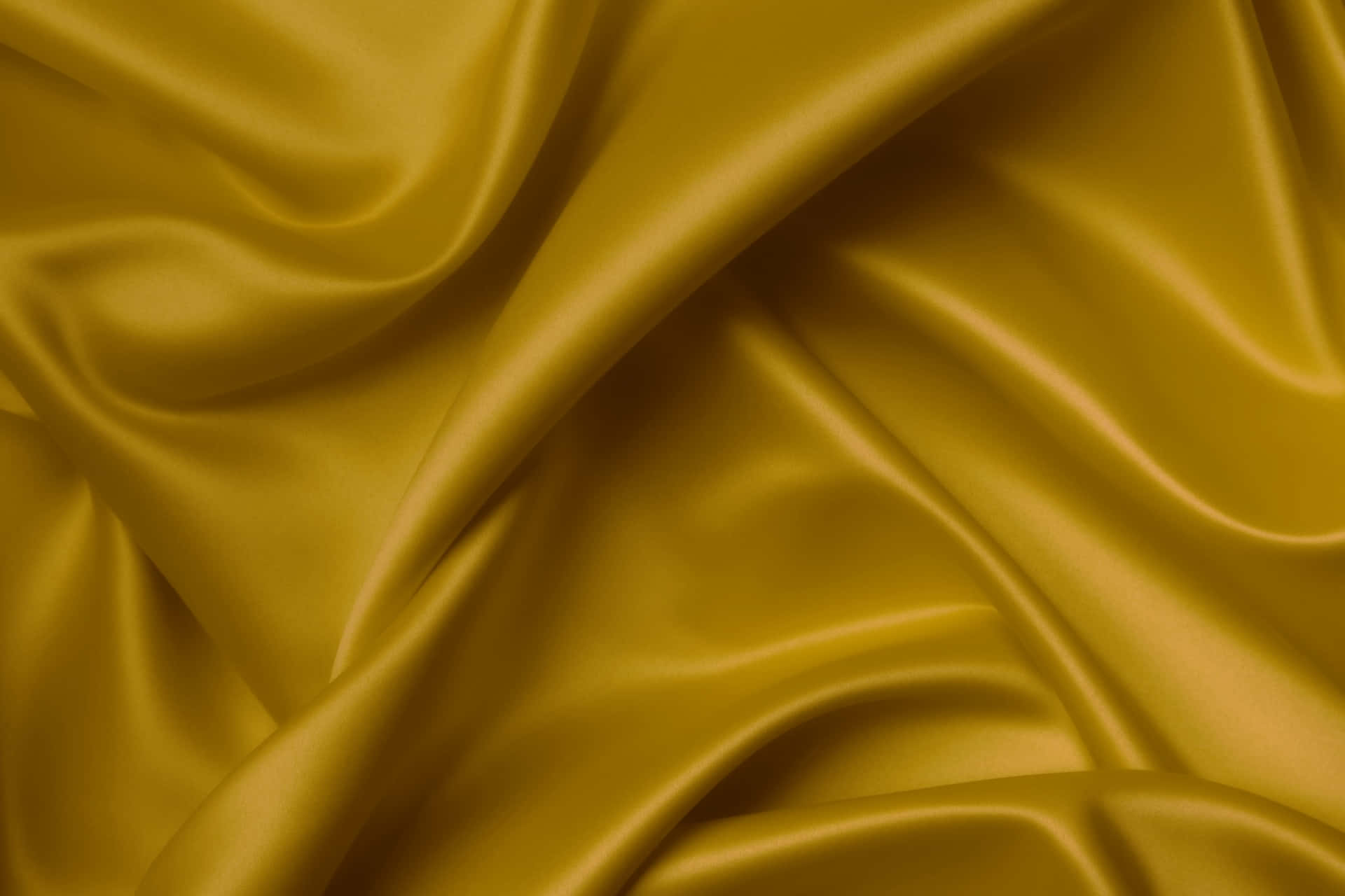 Gold Silk 桌布 壁紙 — 豐富的金色絲綢布料，帶有流動的褶皺和柔和的高光，營造出豪華的紋理表面。