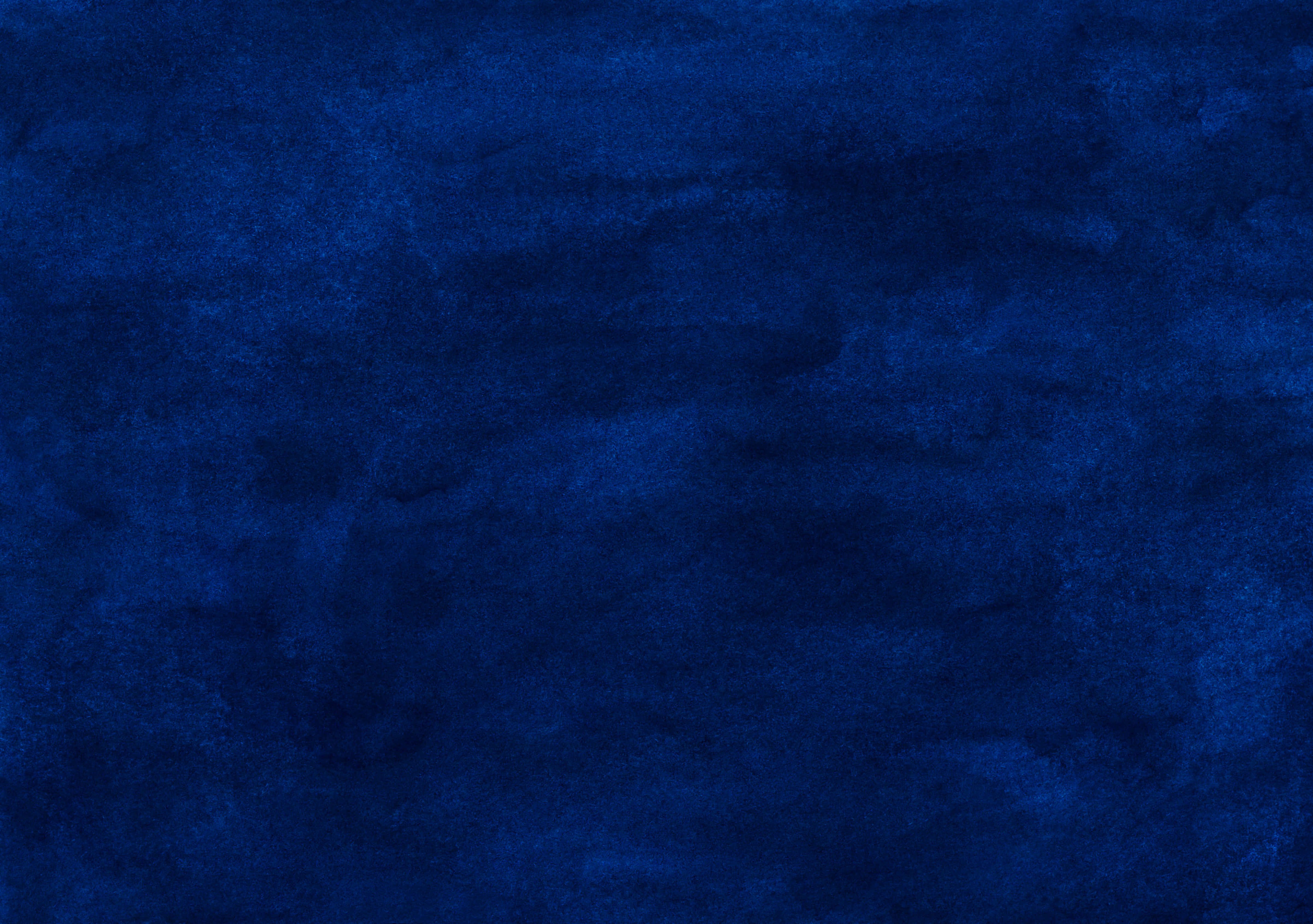 Dark Blue Ombre 桌布 壁紙 — 豐富紋理的深藍色表面，帶有微妙的色調變化和顆粒深度。