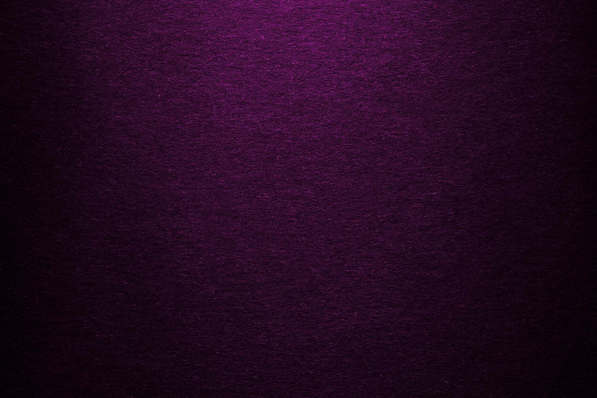 Dark Purple 桌布 壁紙 — 豐富紋理的紫色表面，帶有漸變照明，向暗邊緣淡出。
