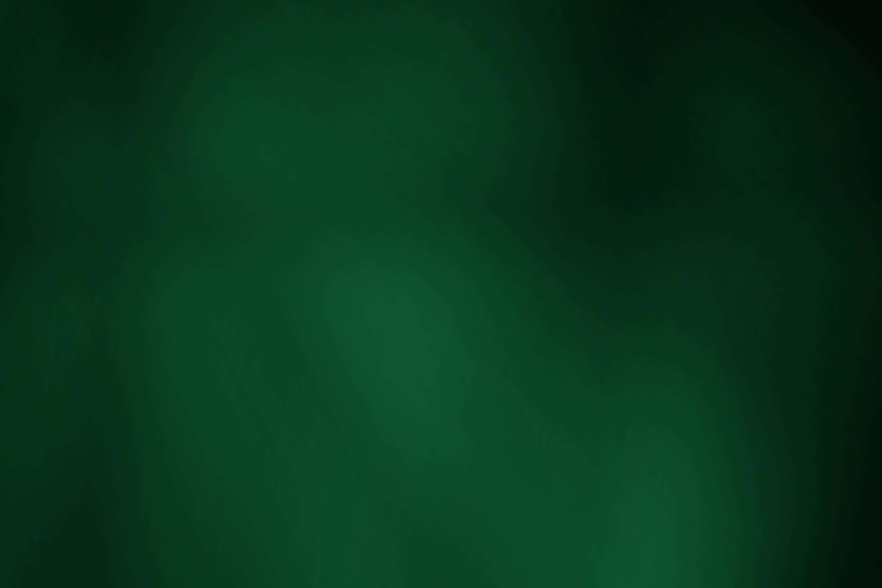 Plain Green 桌布 壁紙 — 豐富紋理的綠色抽象背景，帶有柔和漸變和細微的筆觸效果。
