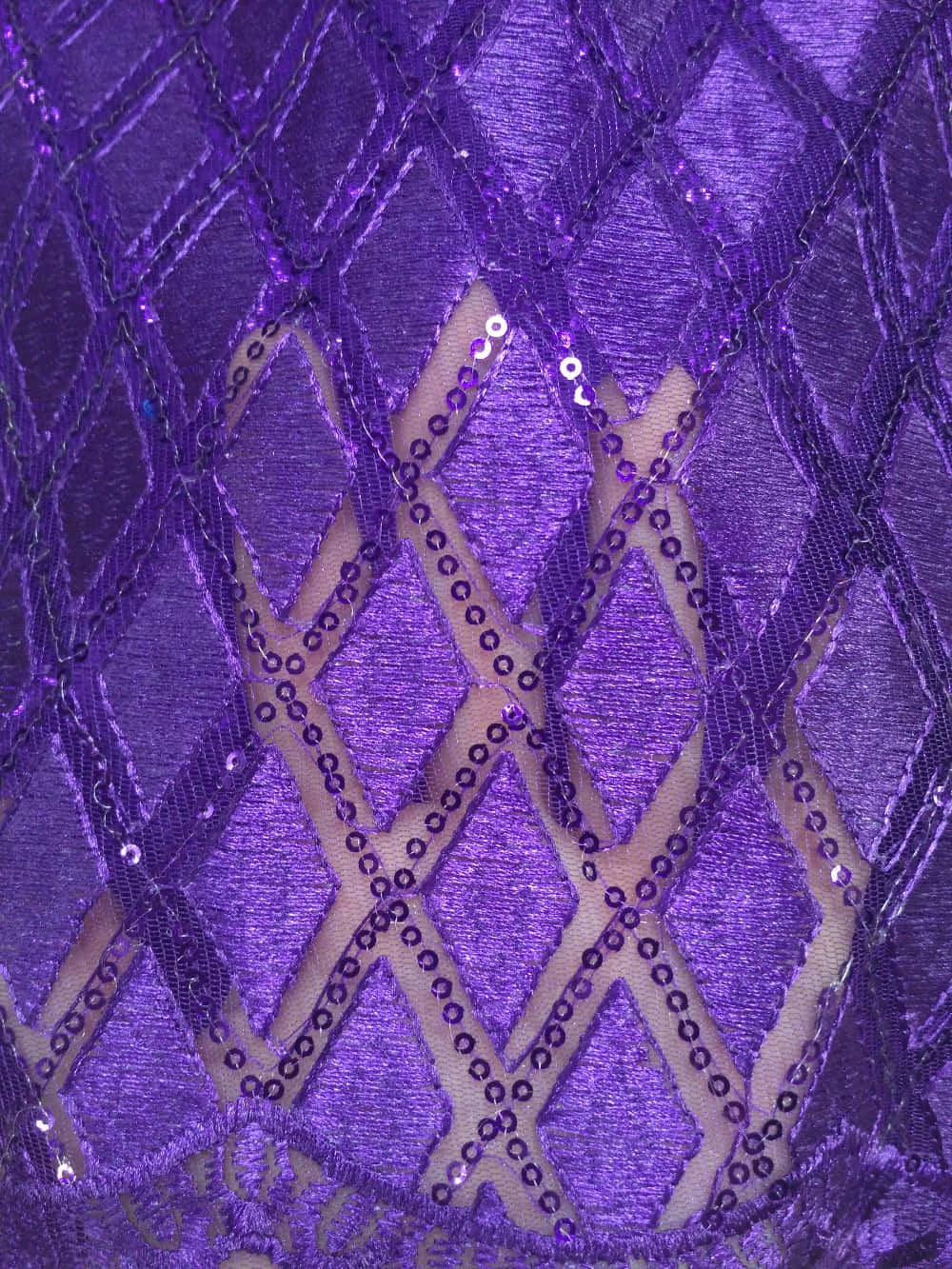Purple Sequins 桌布 壁紙 — 豐富紫色布料的特寫，帶有亮片鑽石圖案和珠繡細節。