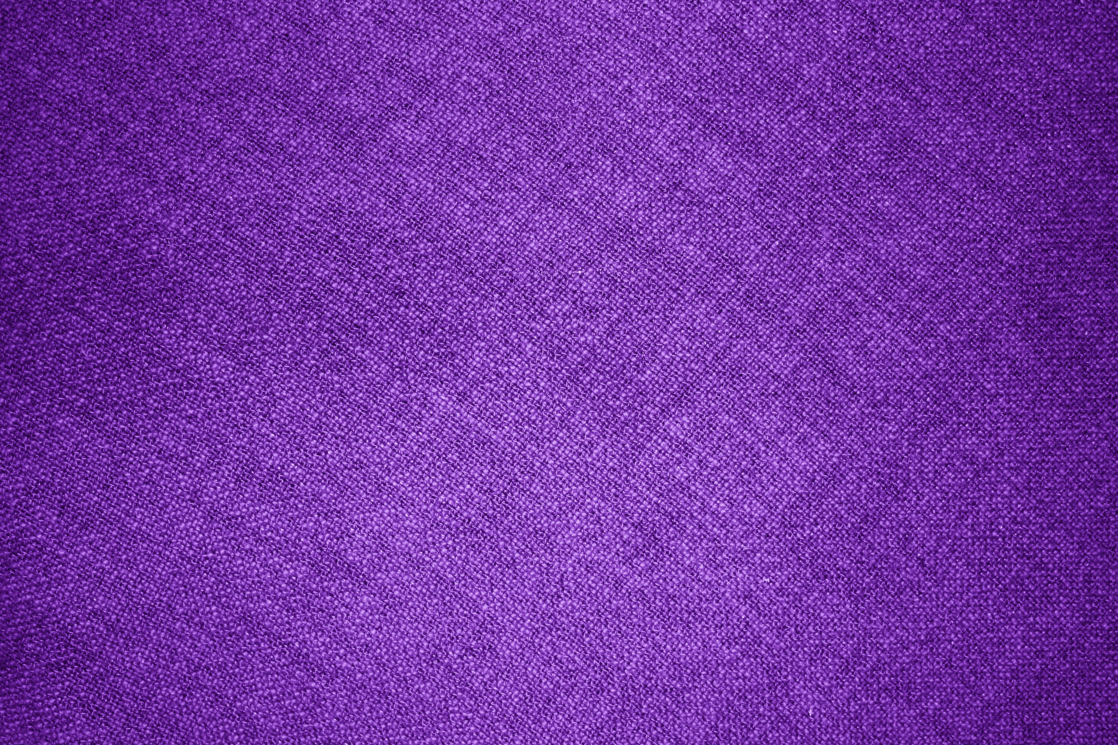 Violet 桌布 壁紙 — 豐富紫色紋理布料特寫，帶有斜紋編織圖案和微妙漸變。