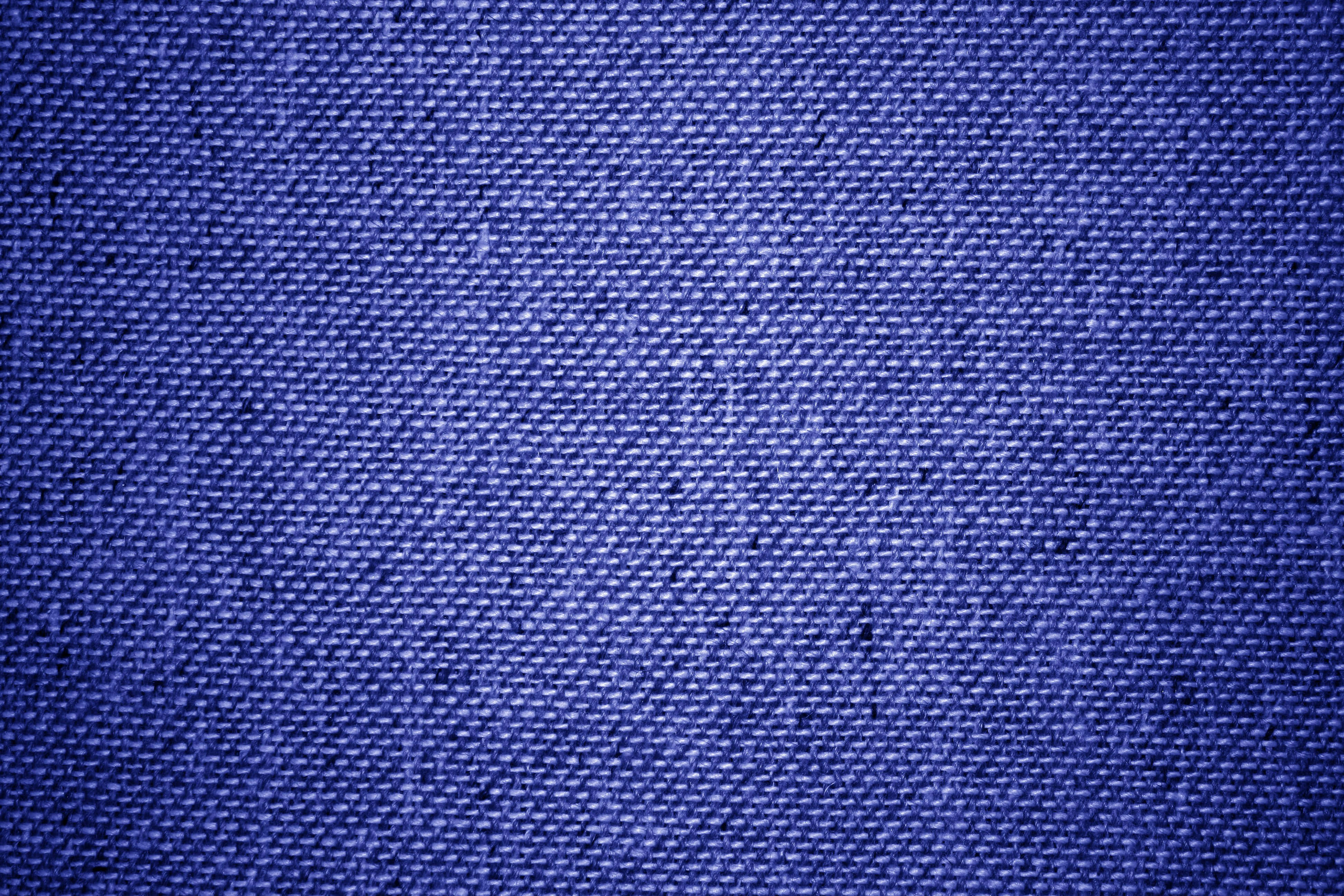Fabric 桌布 壁紙 — 豐富藍色牛仔布料的特寫，具有可見的編織紋理和微妙的褪色。