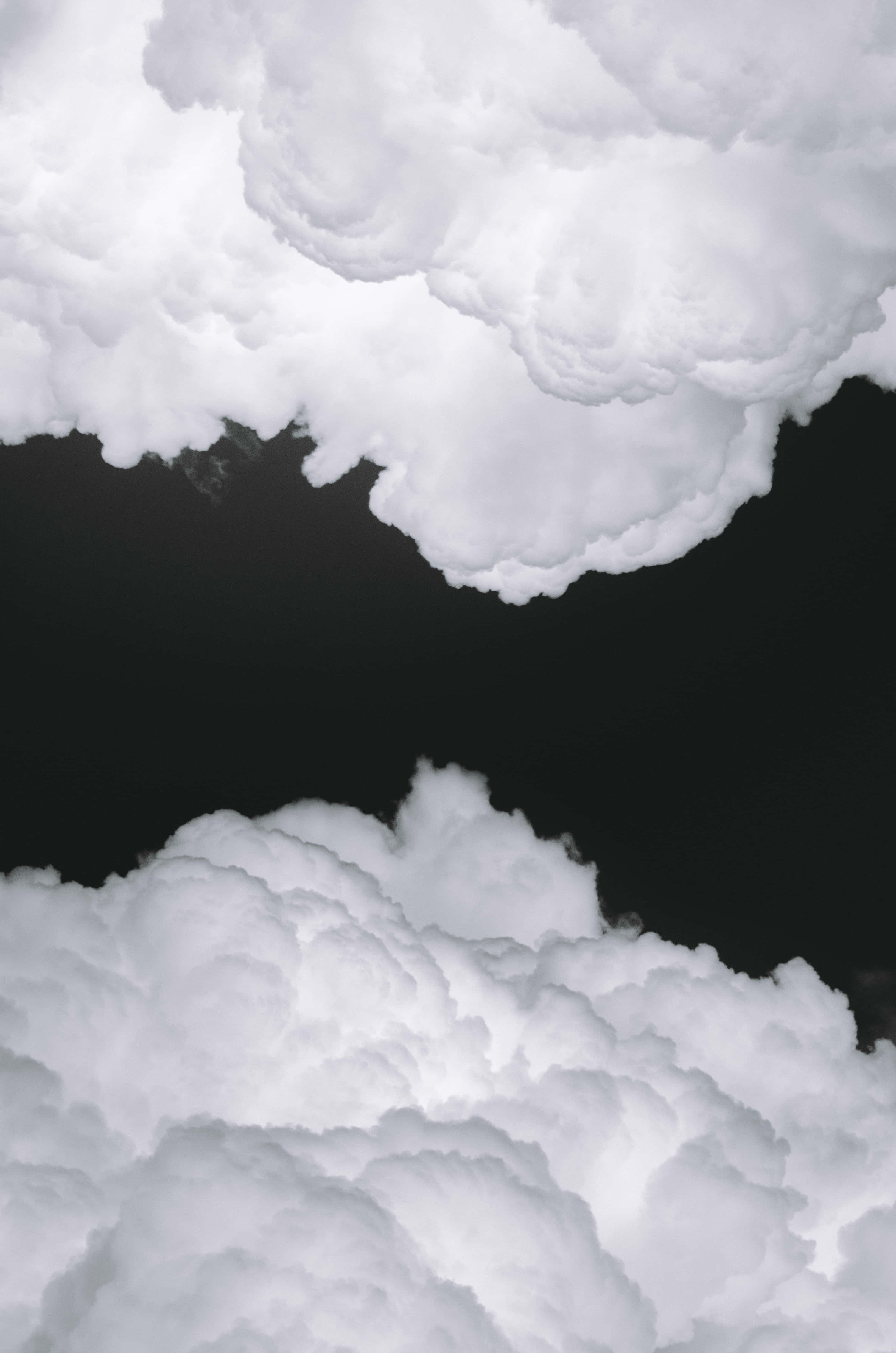 自然 桌布 壁紙 — 豐盈的白雲在漆黑的天空中飄浮，營造出戲劇性高對比的天體場景。