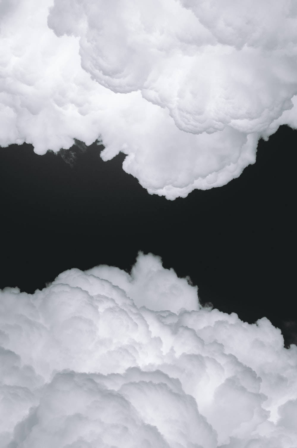 Plain White 桌布 壁紙 — 豐盈的白雲框住深邃的黑色虛空，營造出戲劇性的天體對比。