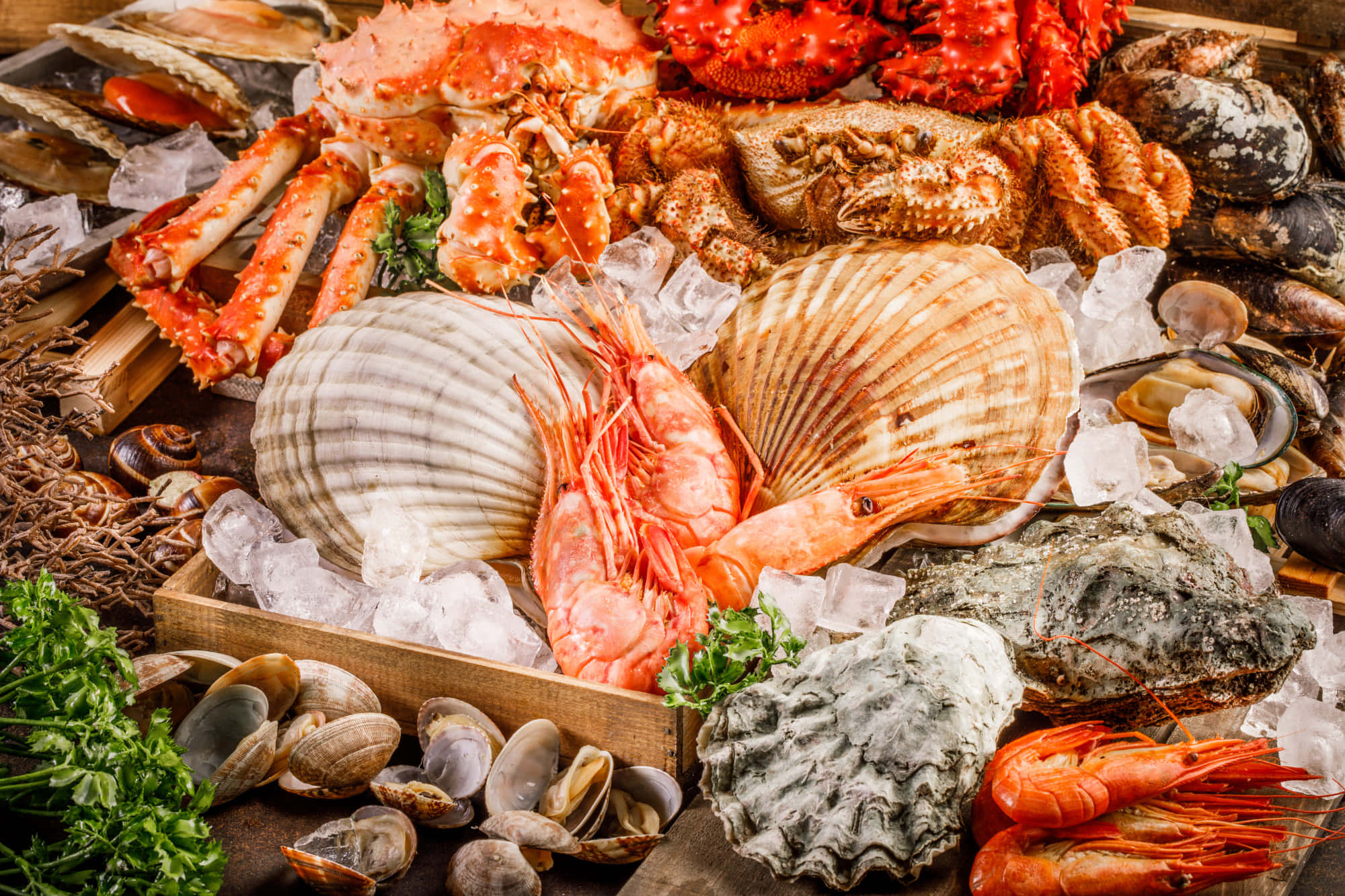 Seafood 桌布 壁紙 — 豐盛的海鮮拼盤，包括帝王蟹腳、龍蝦、扇貝、蝦和生蠔，放在碎冰上，配以新鮮香草。