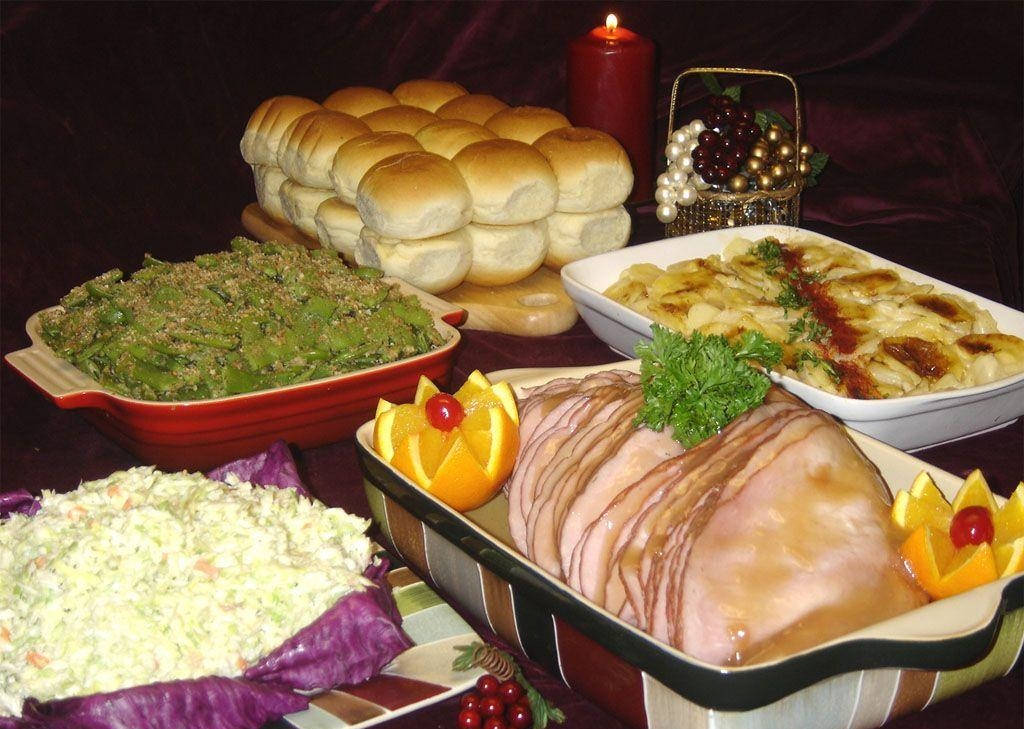 Delicious Food 桌布 壁紙 — 豐盛的節日盛宴，包括切片火腿、青豆砂鍋、涼拌高麗菜、麵包捲和馬鈴薯，並以橙片和櫻桃點綴。