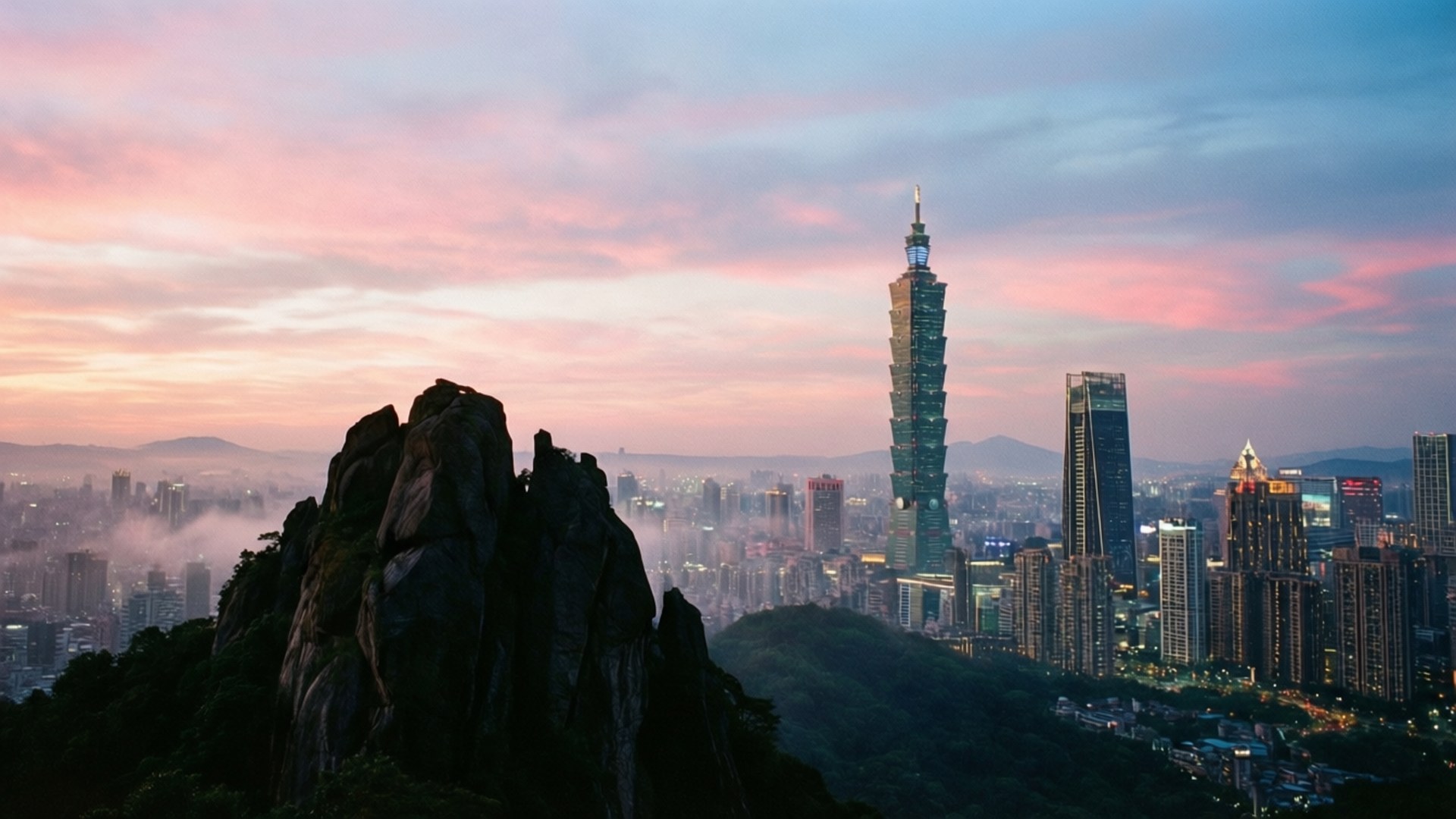 日出時分從象山俯瞰台北市景。