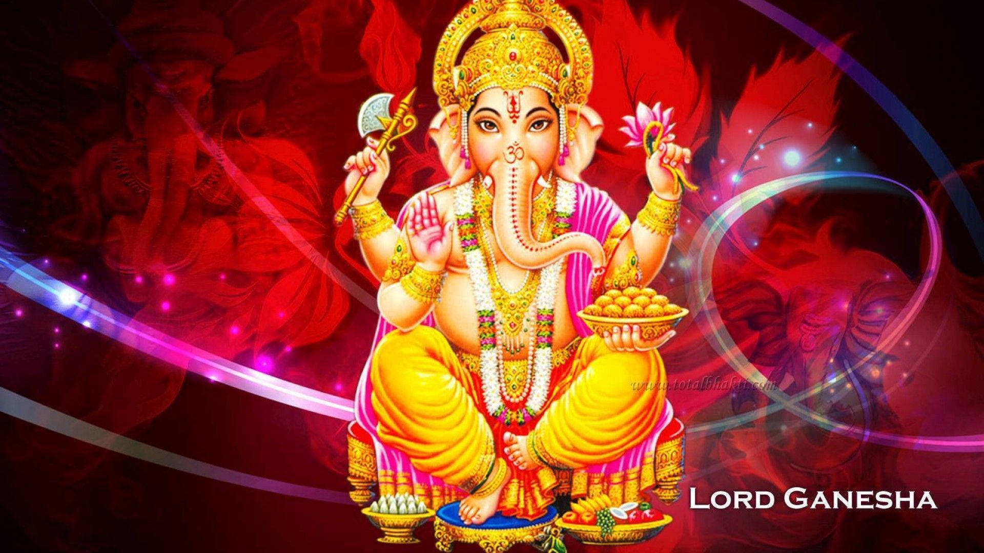 Hindu God 桌布 壁紙 — 象神甘尼許佩戴金色珠寶，身穿粉黃色長袍，莊嚴地坐在充滿活力的紅色和紫色宇宙背景前，伴隨著發光的軌跡。