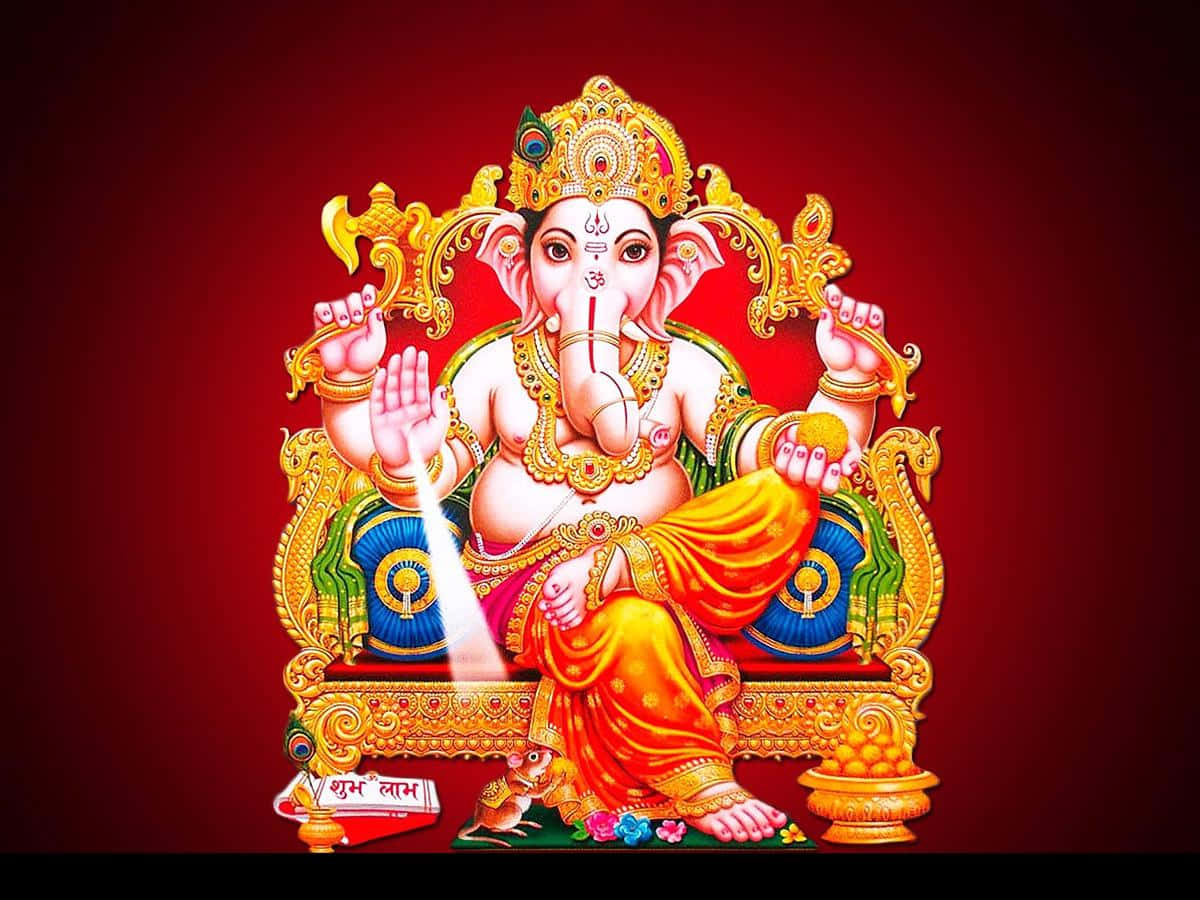Ganesh 桌布 壁紙 — 象神迦尼薩端莊地坐在華麗的金色寶座上，背景是深紅色，身穿鮮豔的橙色和金色服飾，佩戴精緻的珠寶和閃耀的王冠。