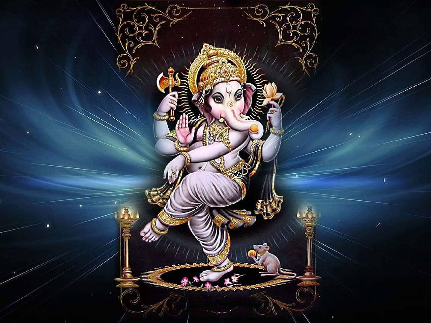Ganesh 桌布 壁紙 — 象頭神伽內什佩戴金色飾物，腳邊有一隻老鼠，在宇宙藍色星空背景下閃耀光芒。