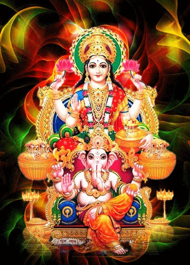 Lakshmi 桌布 壁紙 — 象頭神伽內什和雪山神女帕爾瓦蒂威嚴地坐在華麗的寶座上，寶座上裝飾著金色器皿和發光的燈盞，背景是旋轉的火焰般綠色和紅色的宇宙背景。