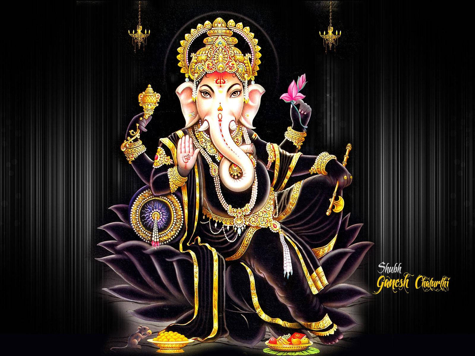 Ganesh 桌布 壁紙 — 象頭神甘尼沙以黑色和金色裝飾，莊嚴地坐在蓮花上，手持智慧與繁榮的象徵，背景為深色優雅。