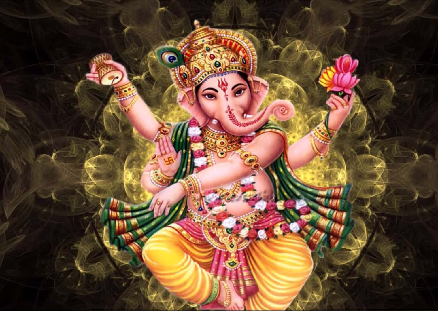 Ganesh 桌布 壁紙 — 象頭神甘尼沙佩戴金色珠寶和色彩繽紛的服飾，在旋轉的金色煙霧中安詳地坐著。