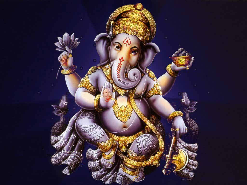Ganesh 桌布 壁紙 — 象頭神甘尼薩佩戴金色珠寶，在深藍色星空背景下端坐，手持象徵性物品。