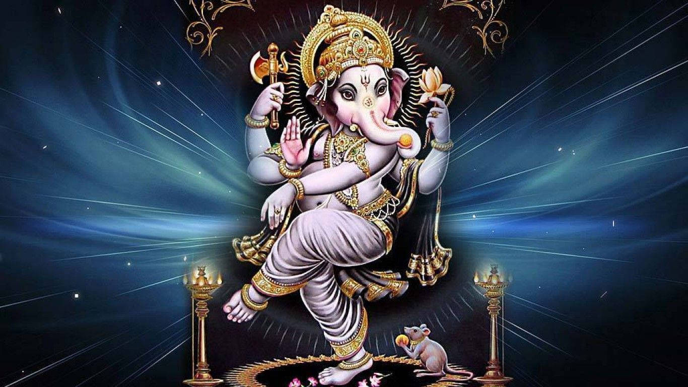 Ganesh 桌布 壁紙 — 象頭神甘尼許戴著金色皇冠，在宇宙藍光中跳舞，兩旁有點燃的燈和一隻老鼠。