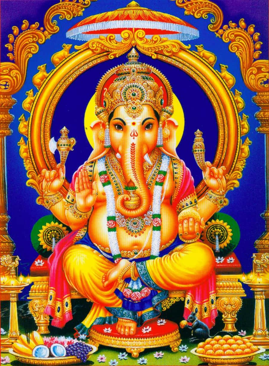 ganesh 4K 桌布 壁紙 — 象頭神迦內沙莊嚴地坐在鑲滿寶石的寶座上，飾有金色飾物以及水果和糖果的供品，背景是深藍色。