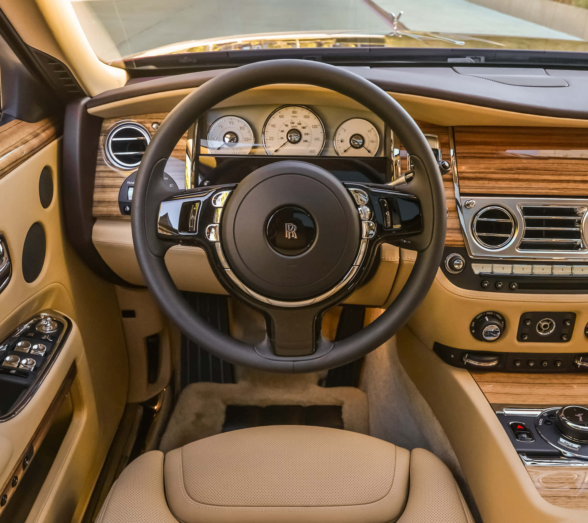 Rolls Royce 汽車內飾，配以棕褐色皮革和木飾。